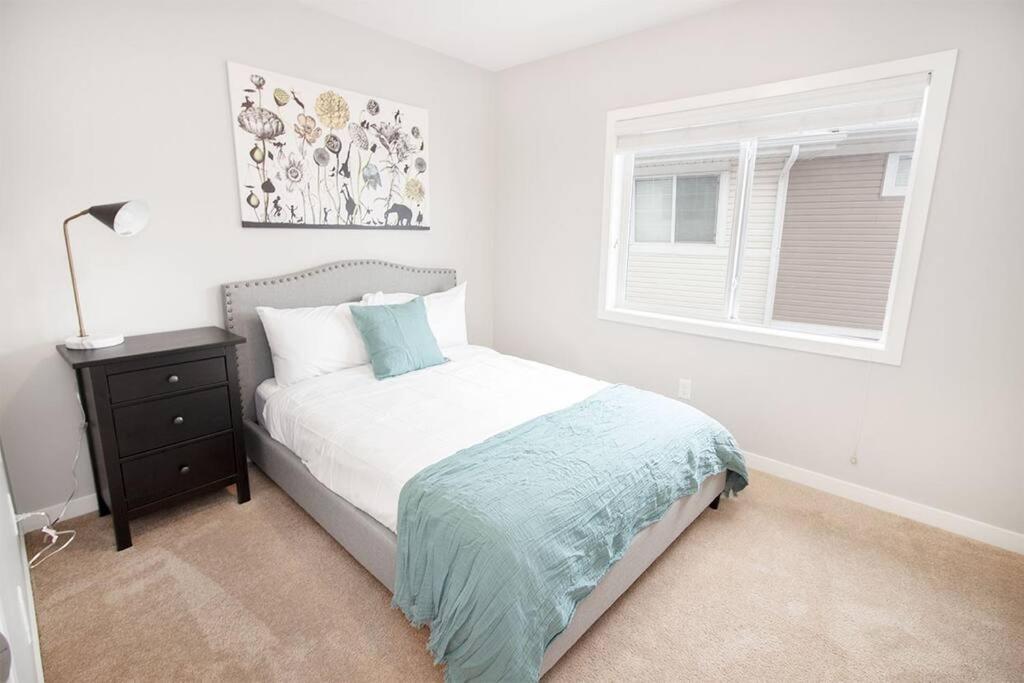 Beautiful South Winnipeg 4 Bdrm 2 Bath Townhouse view 3