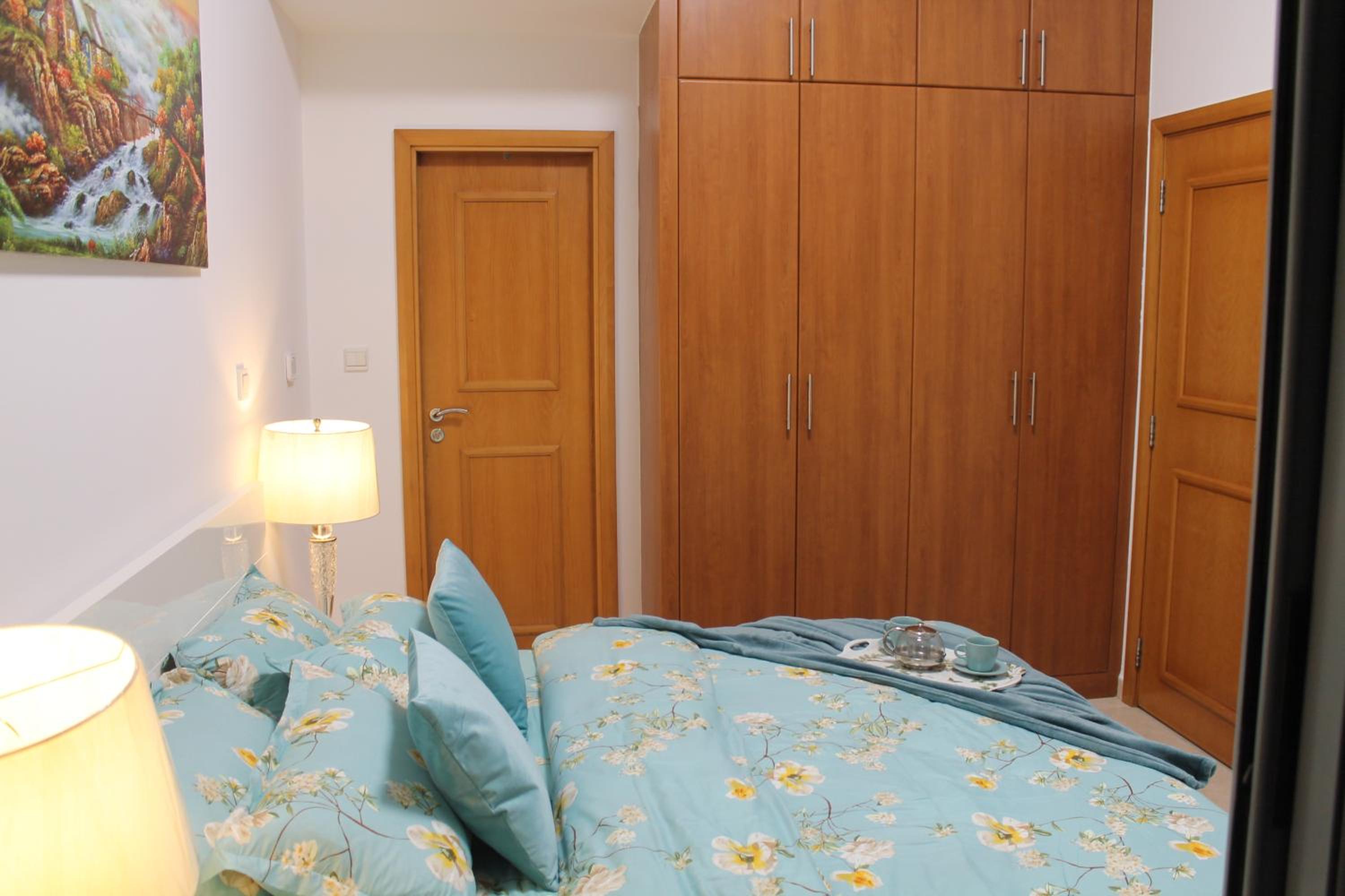 Newly furnished One Bedroom Apartment next to Metro & Beach in Marina Residence