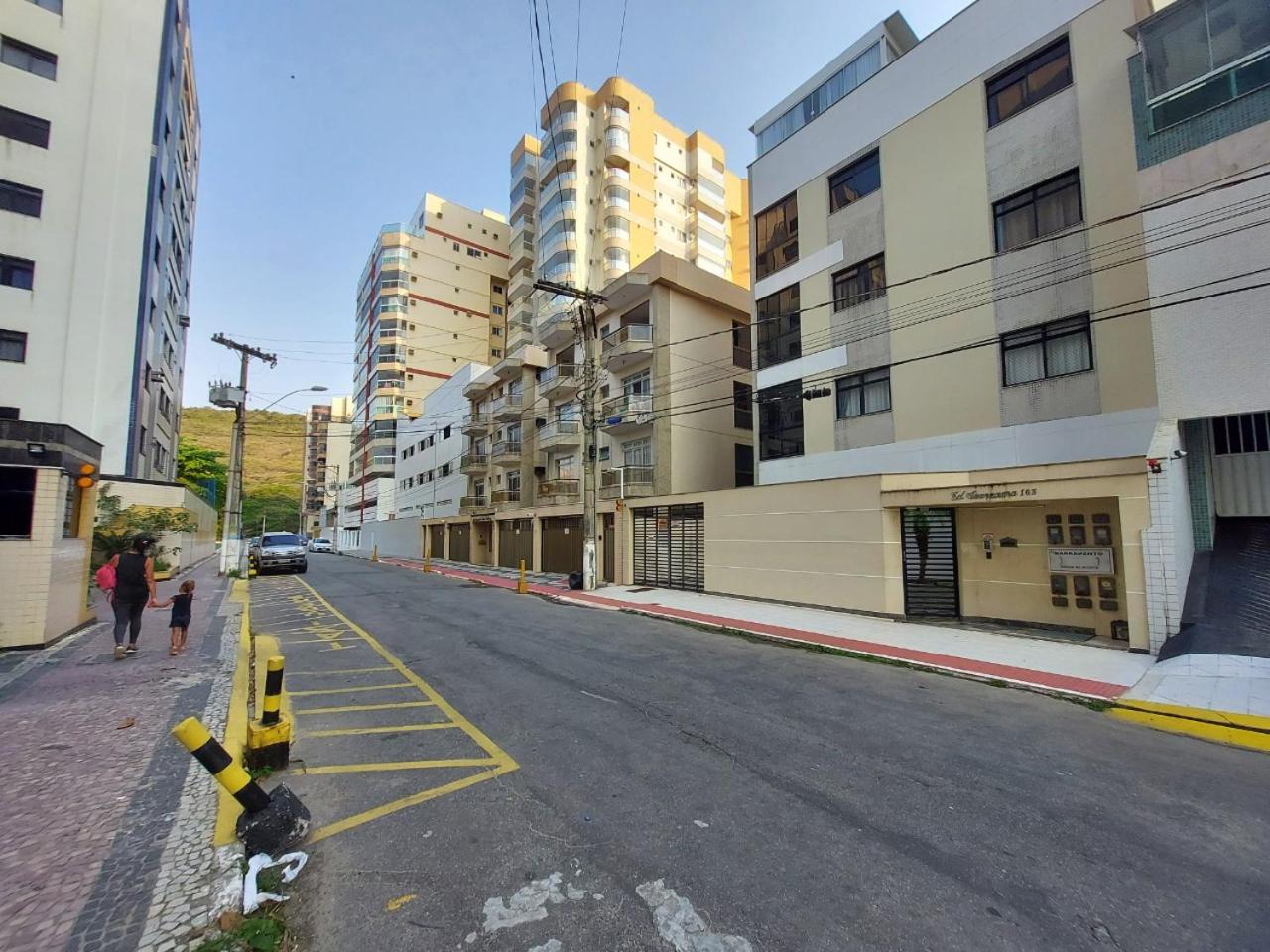 Lindo apartamento 50 metros da praia do morro, três quartos e duas vagas de garagem