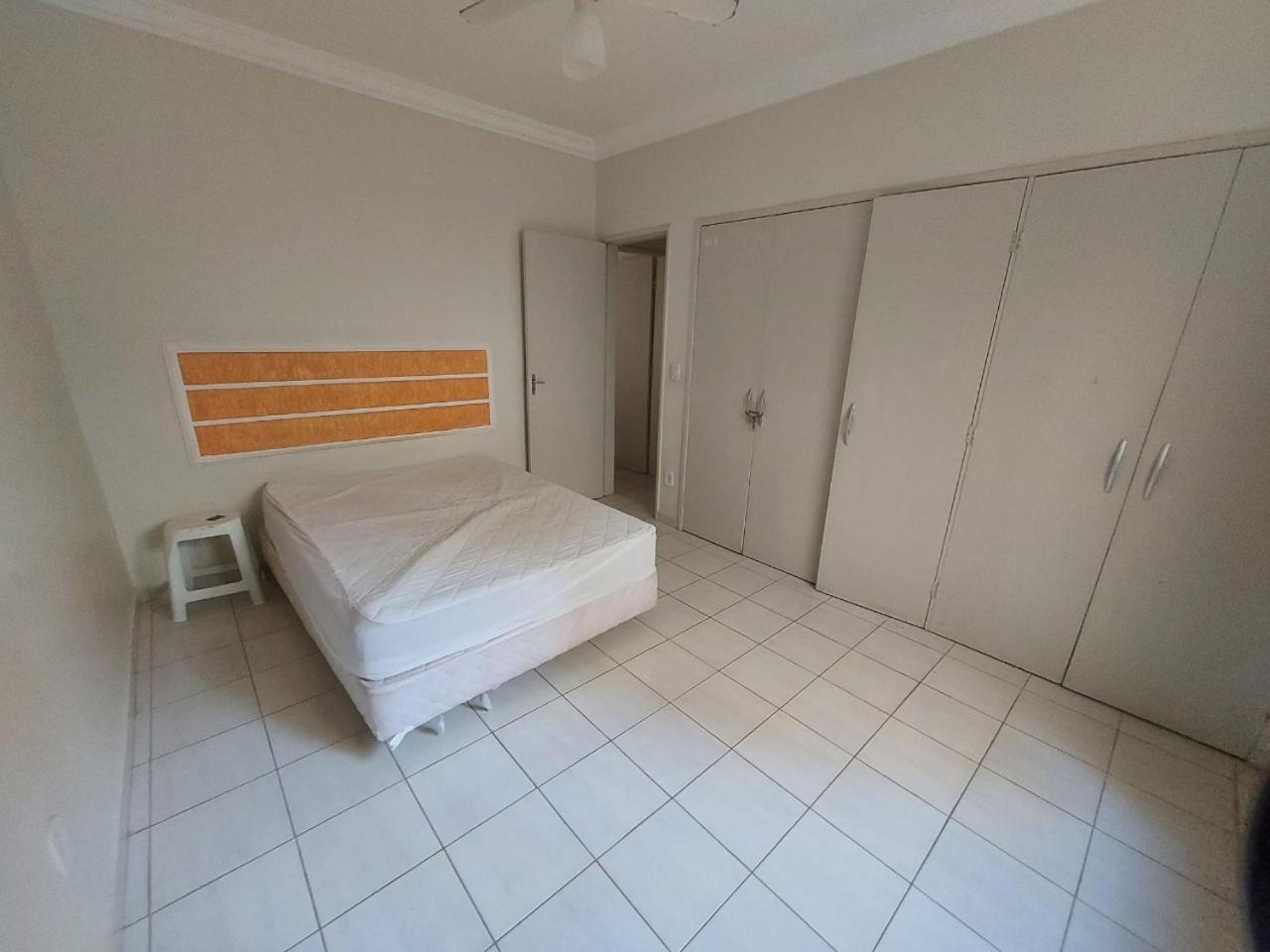 Lindo apartamento 50 metros da praia do morro, três quartos e duas vagas de garagem