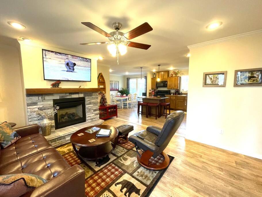 Mountain views, pets welcome-lake and river access