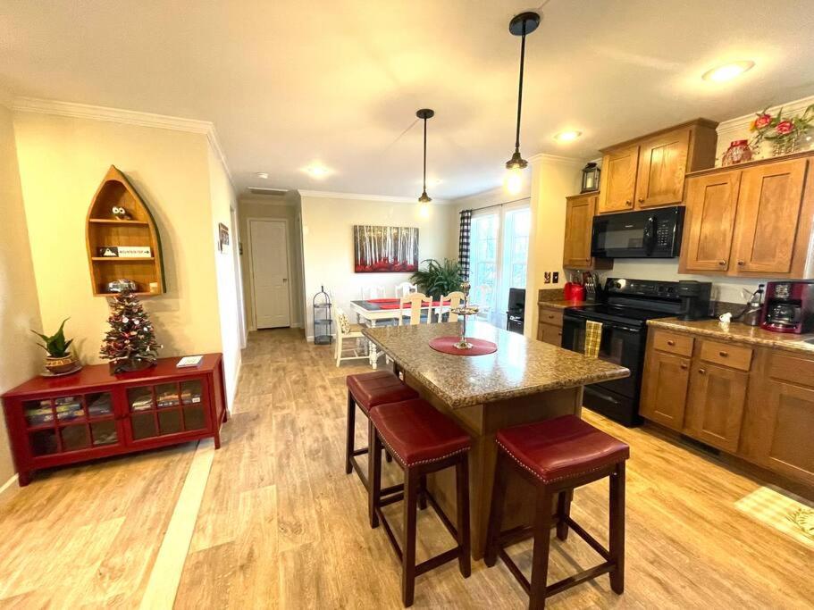 Mountain views, pets welcome-lake and river access