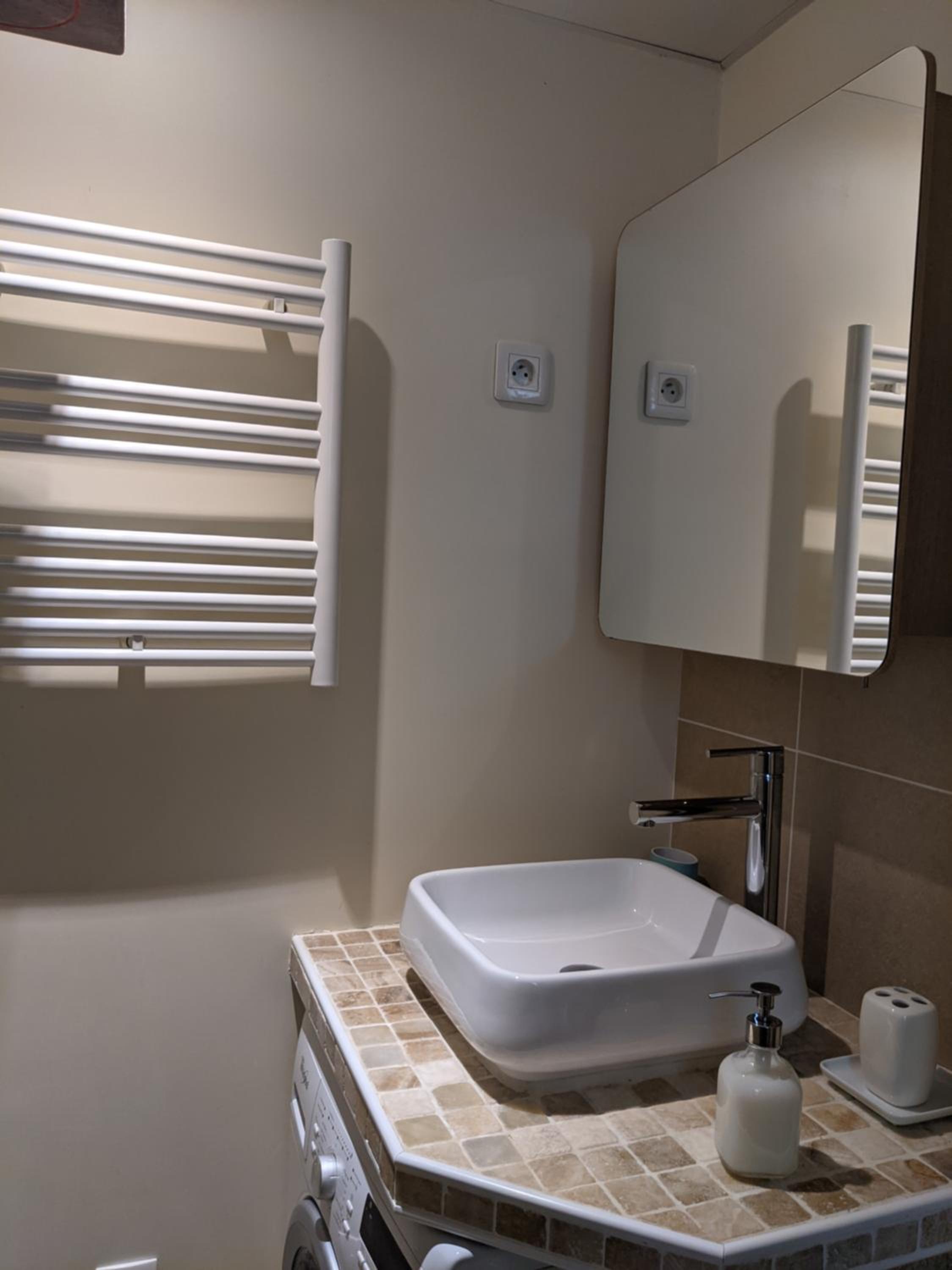Private acces to the all flat. Charming Parisian.