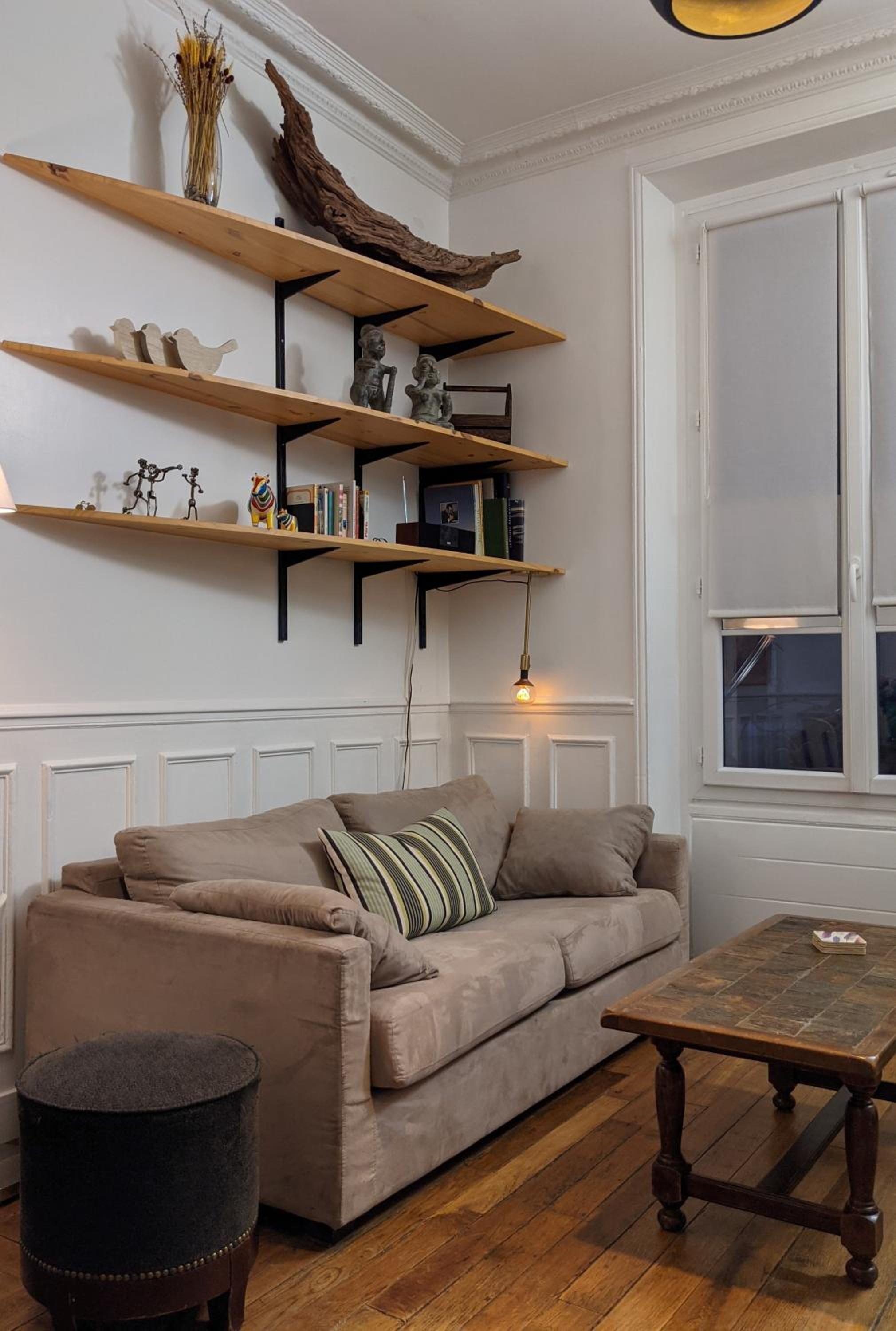 Private acces to the all flat. Charming Parisian.