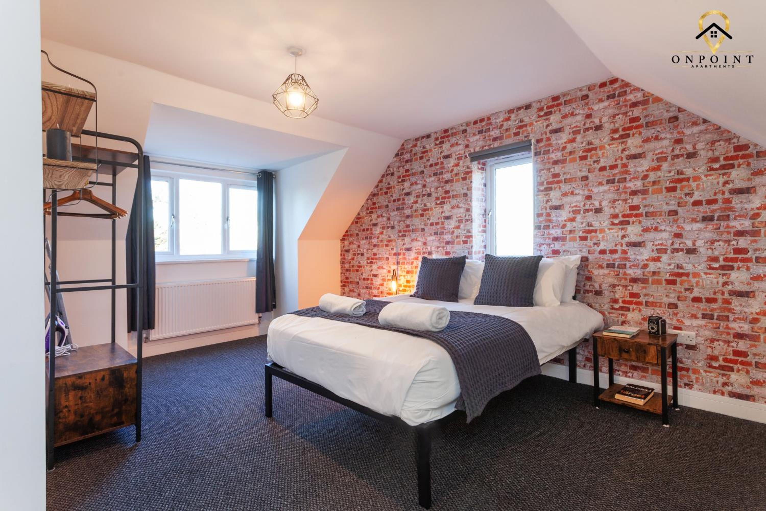 Modern 3-Storey House With Free Parking!