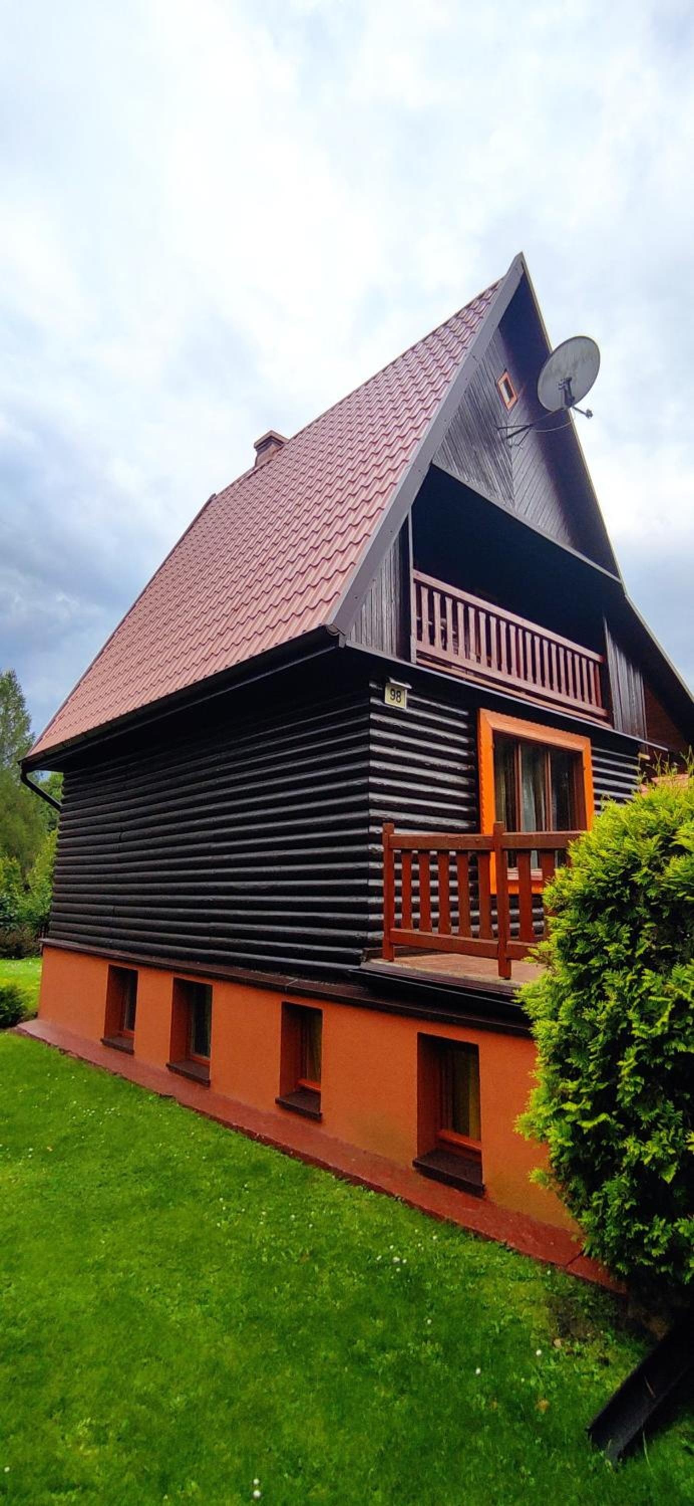 Domek nad jeziorem w otulinie lasu