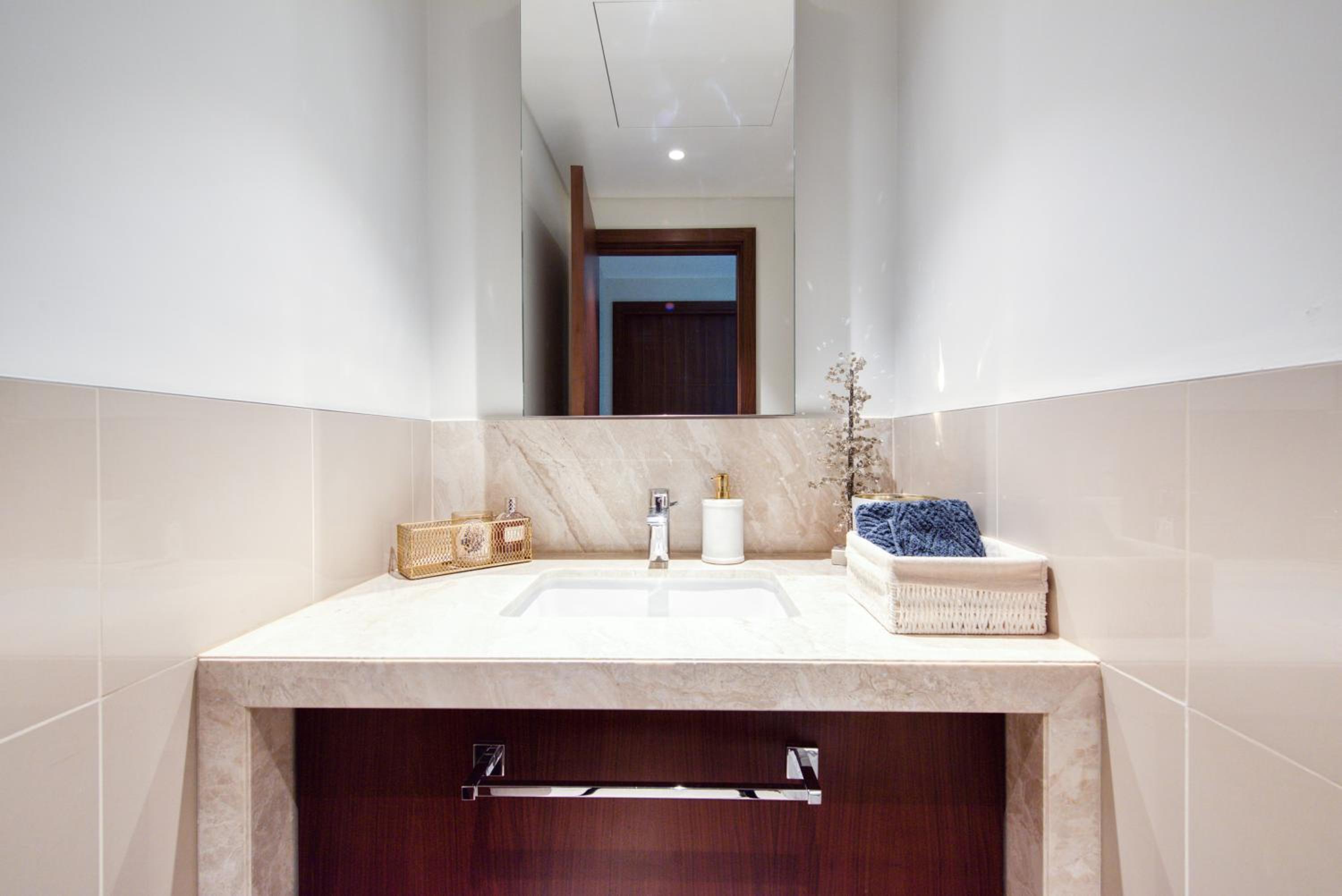 Luxurious 3 Bedroom Apartment in Boulevard Point, Connected to Dubai Mall