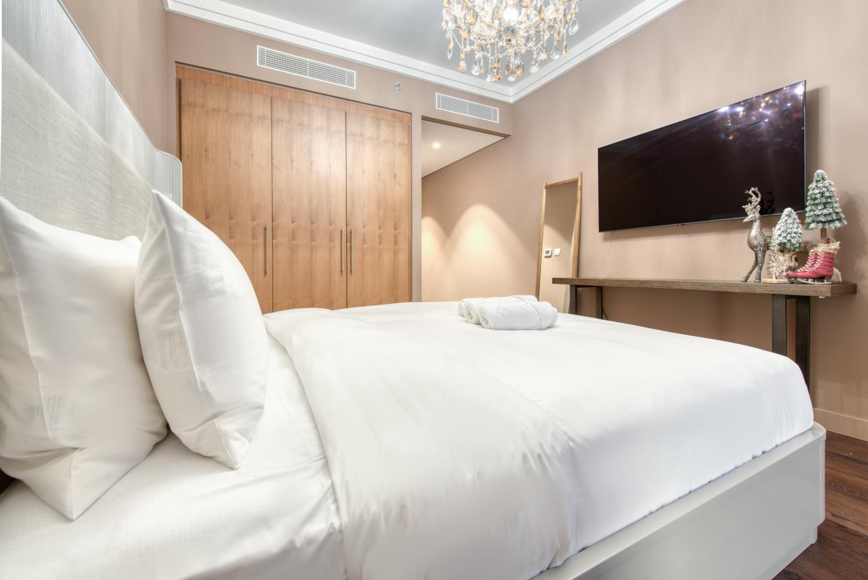 Luxurious 3 Bedroom Apartment in Boulevard Point, Connected to Dubai Mall