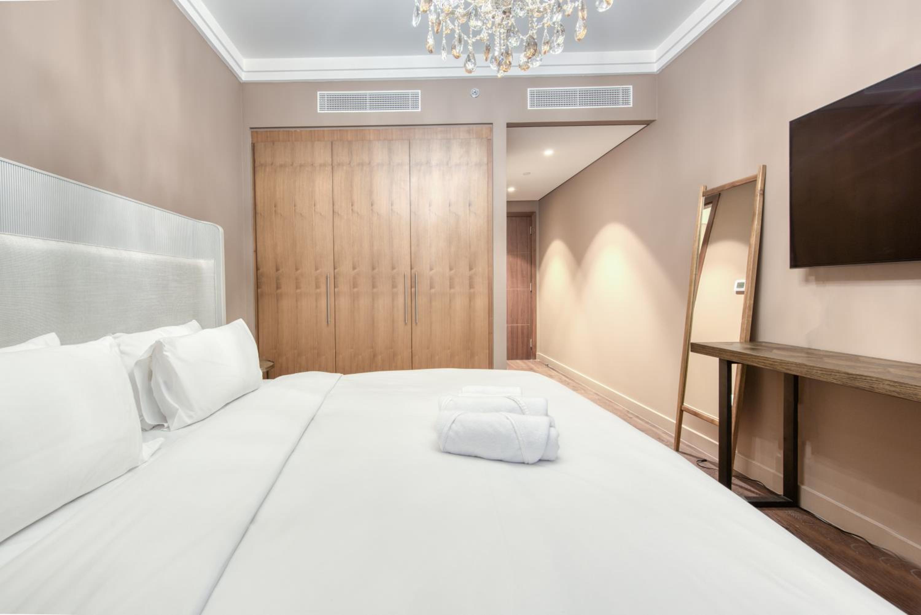 Luxurious 3 Bedroom Apartment in Boulevard Point, Connected to Dubai Mall