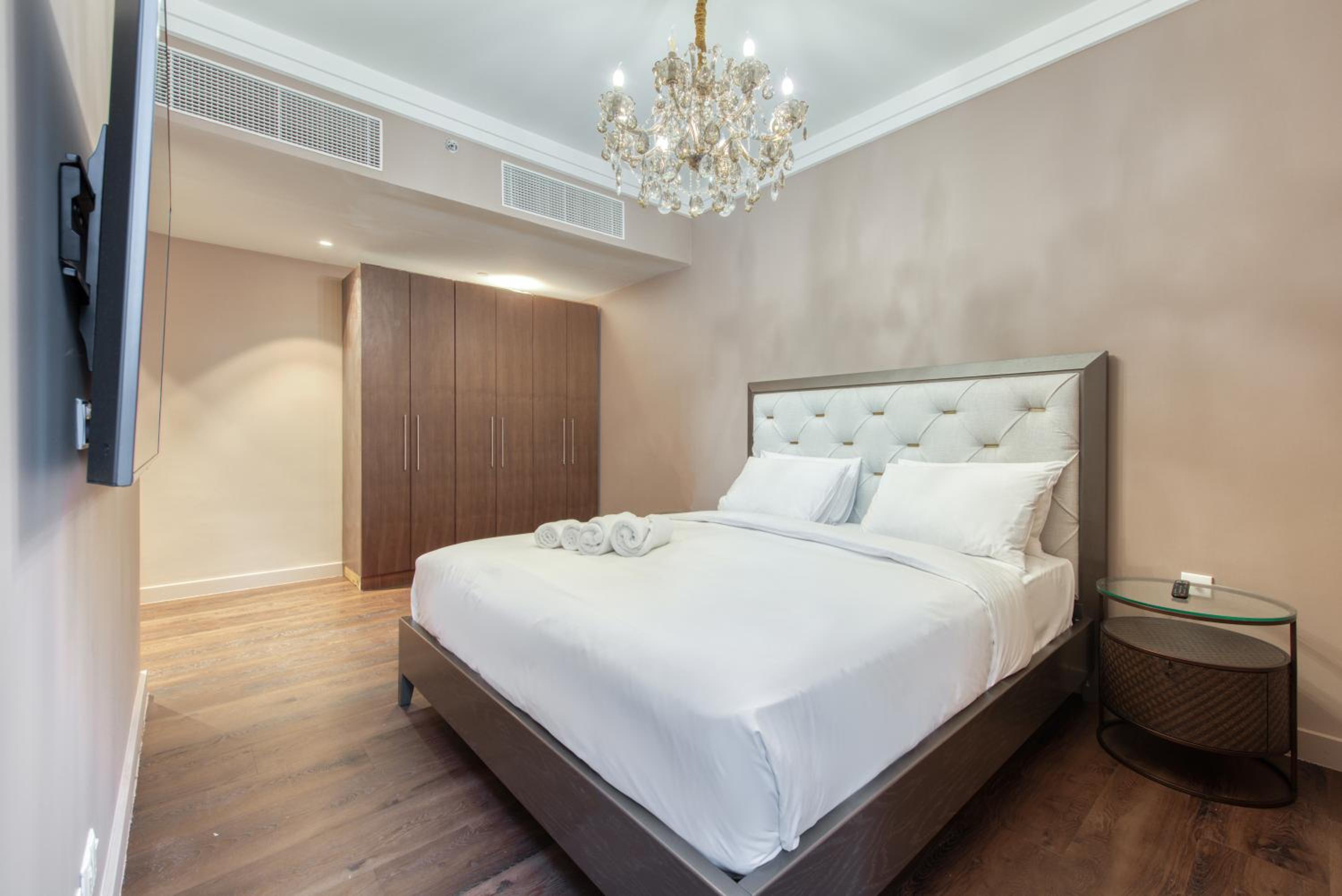 Luxurious 3 Bedroom Apartment in Boulevard Point, Connected to Dubai Mall