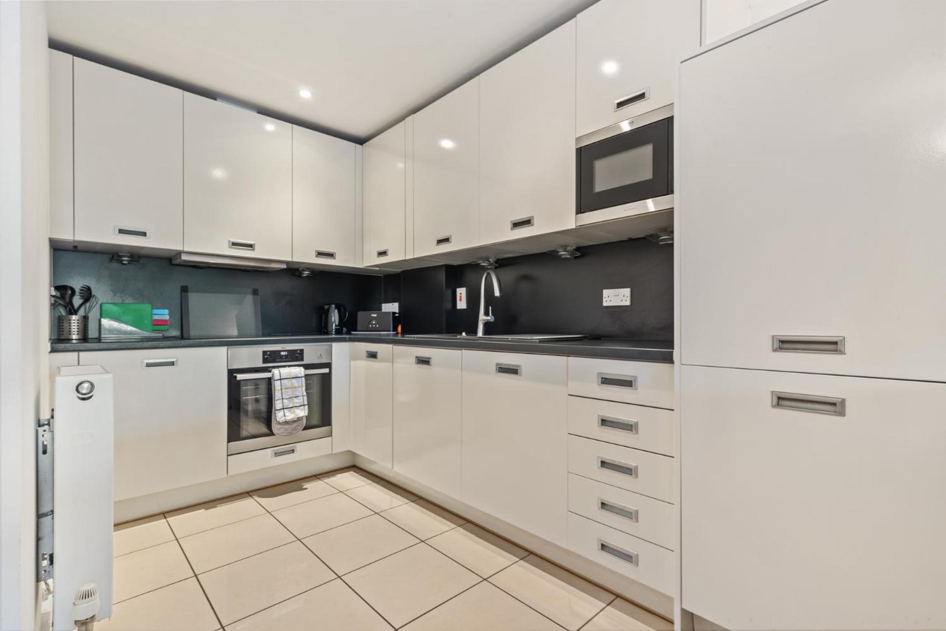 12 Rhodewood - Modern Apartment Close to Village and Beach view 4