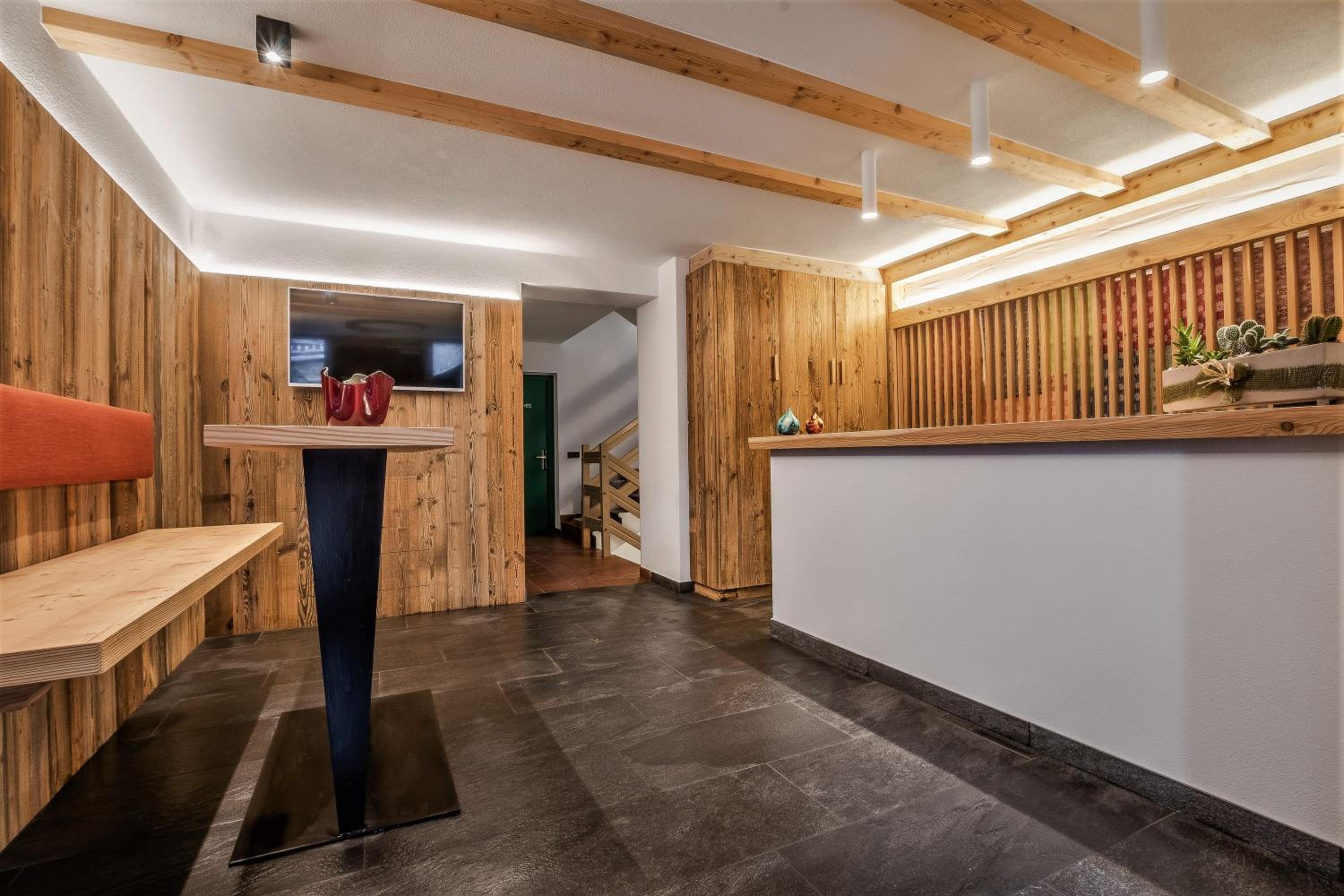 Lobby & Reception