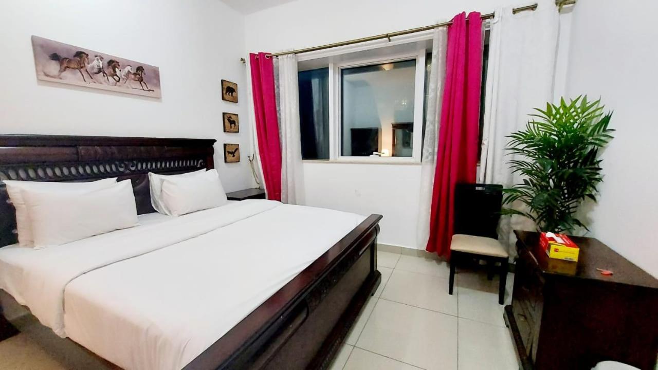 Private rooms in 3 bedroom apartment SKYNEST Homes marina pinnacle 2