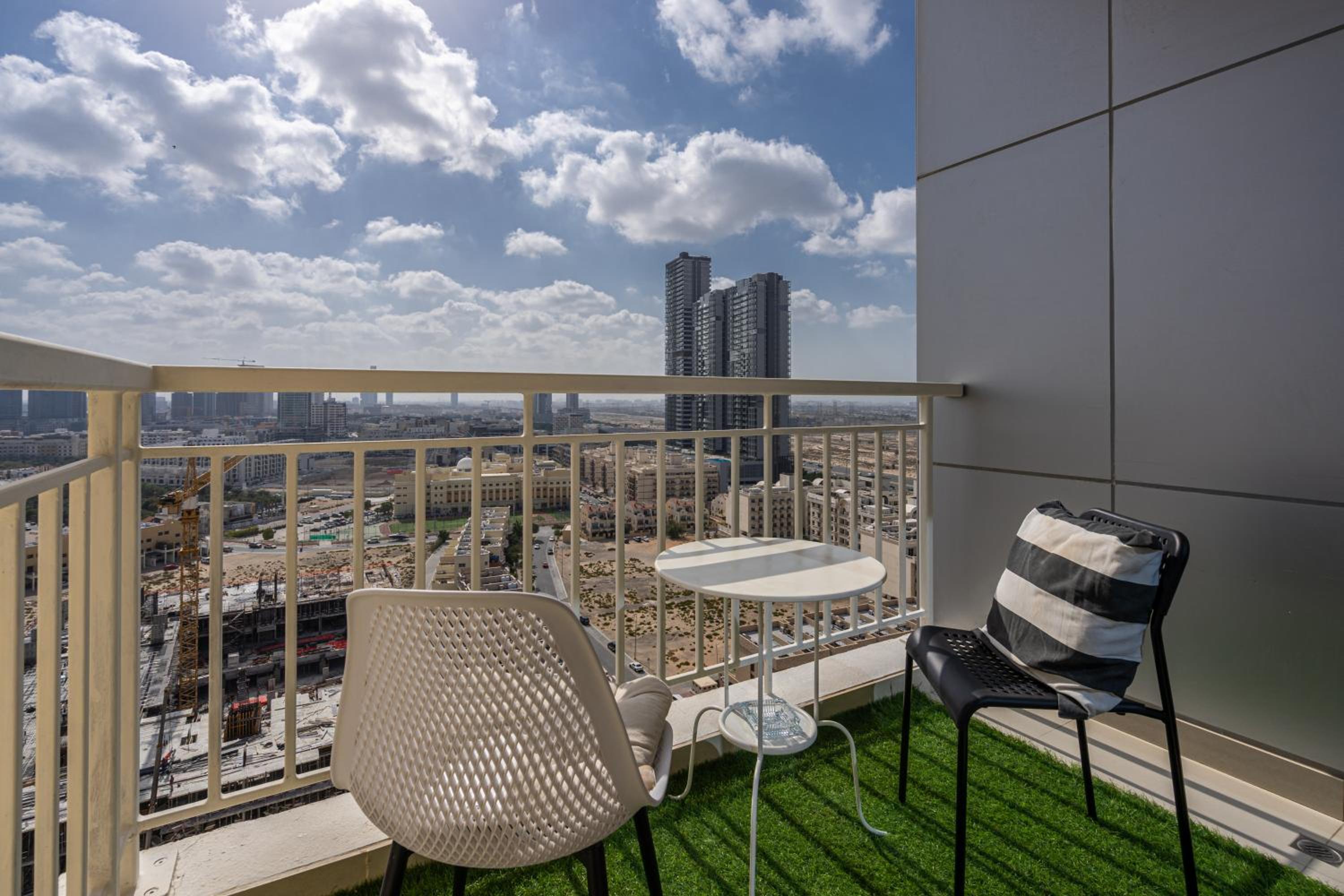HiGuests - Luxurious 1BR Apartment with balcony in JVC