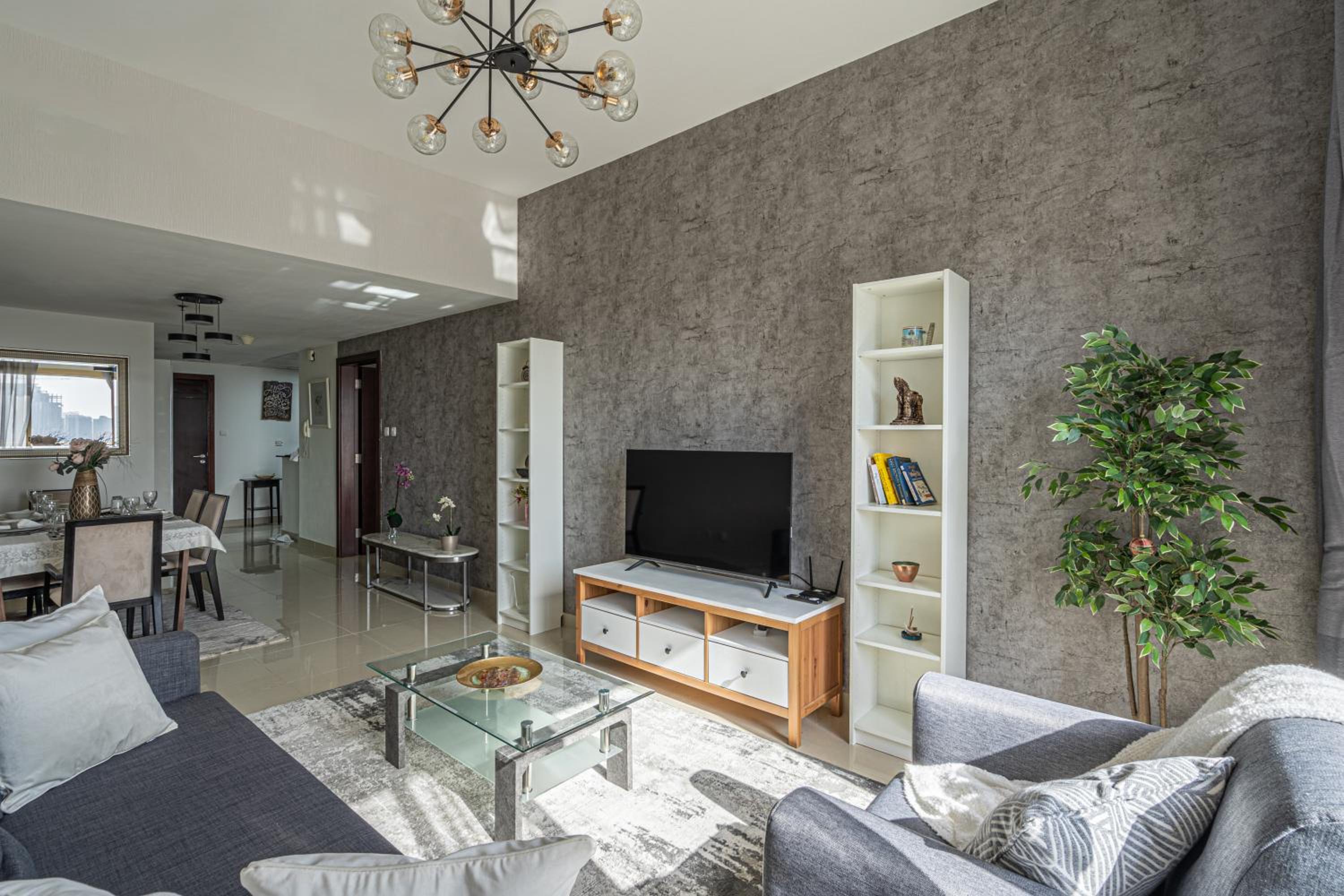 HiGuests - Luxurious 1BR Apartment with balcony in JVC
