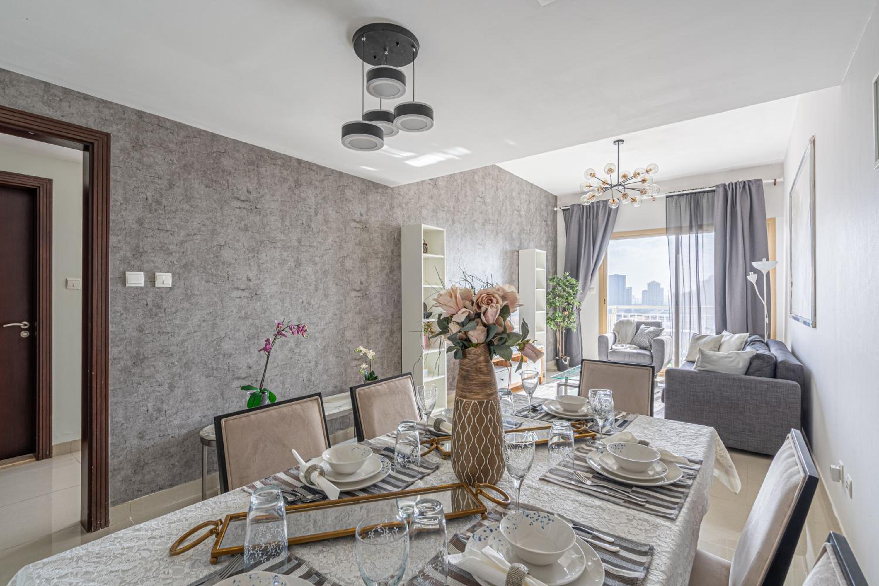 HiGuests - Luxurious 1BR Apartment with balcony in JVC
