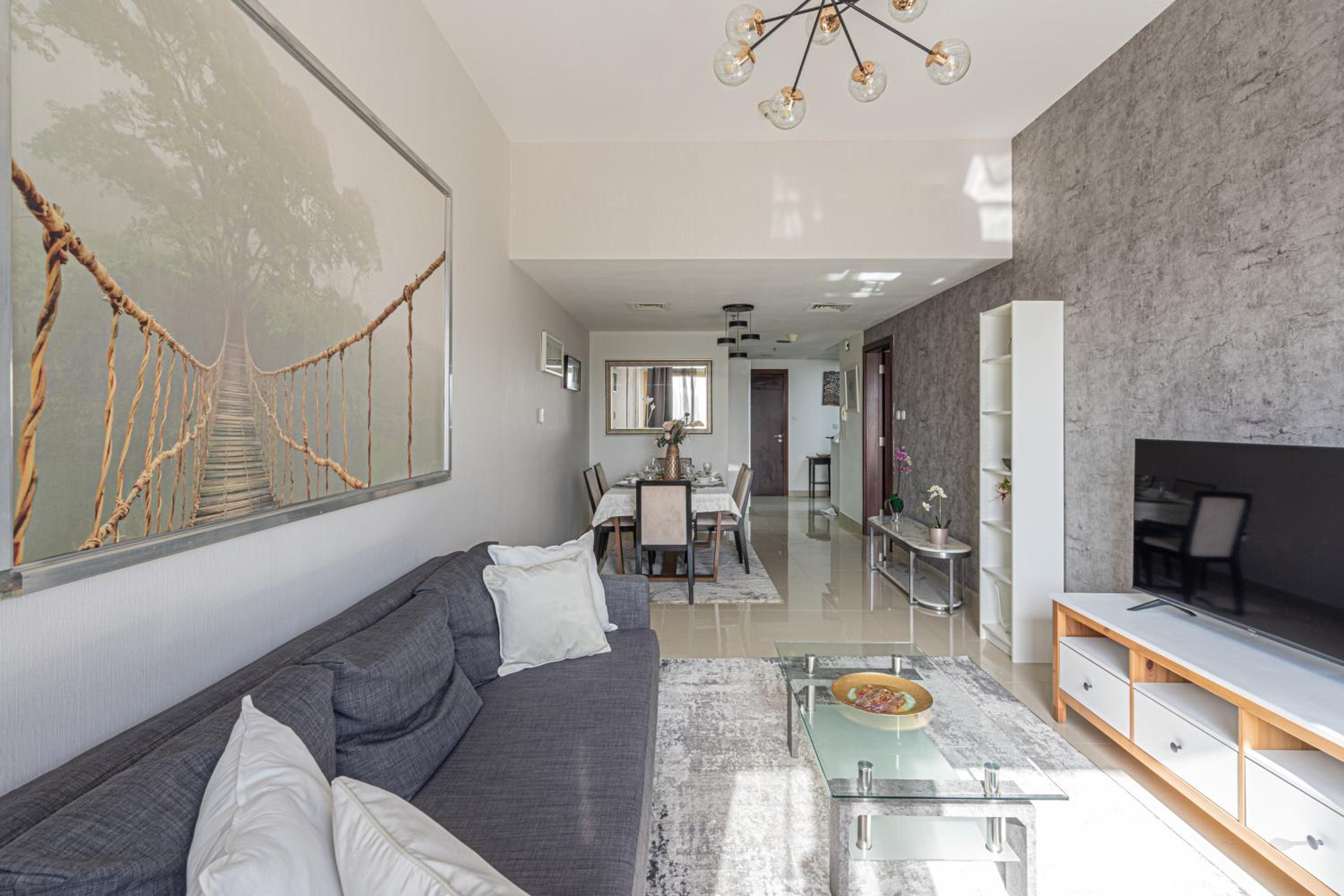 HiGuests - Luxurious 1BR Apartment with balcony in JVC