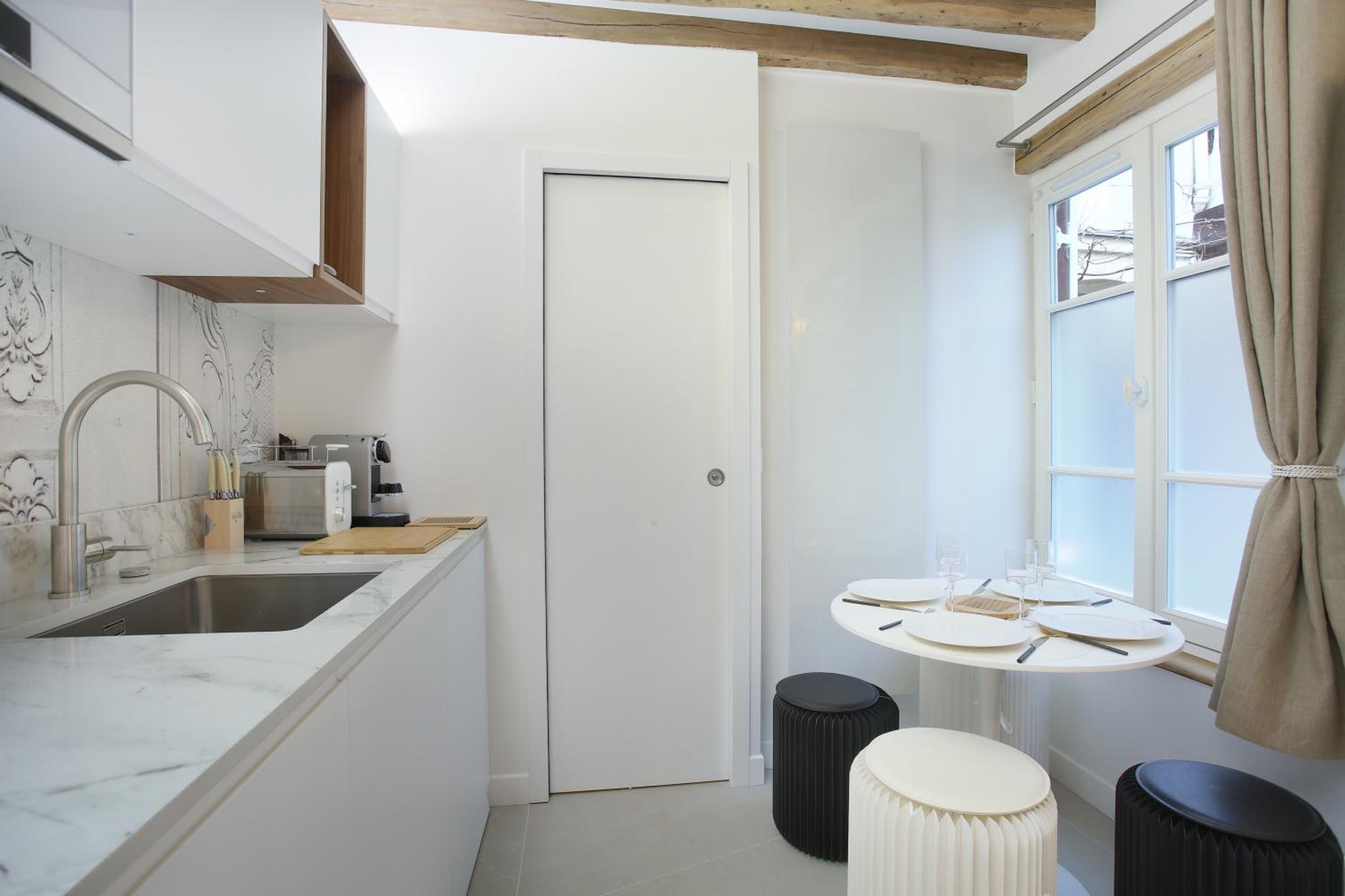 Superb apartment Place des Vosges Le Marais (Charles V)