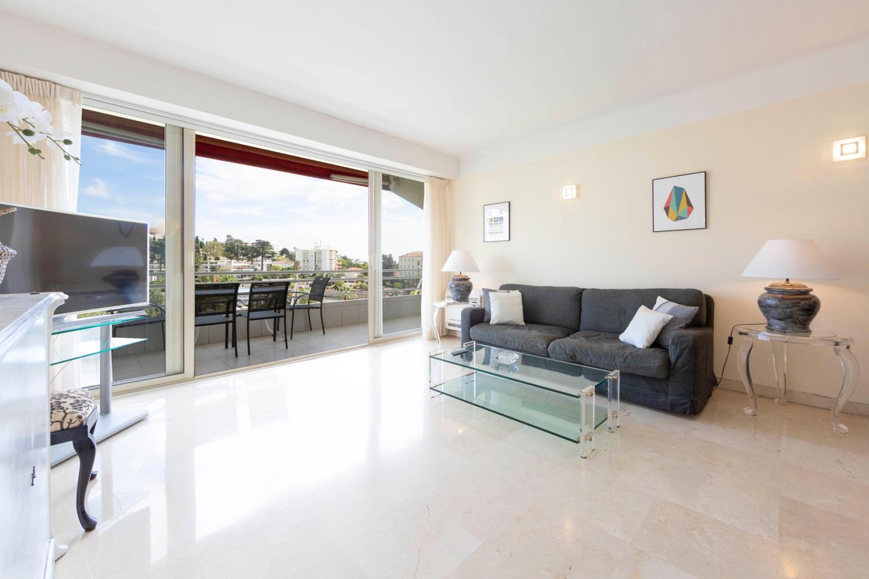 Appartement entièrement équipé de 105 m2 avec vue mer et collines photo 4