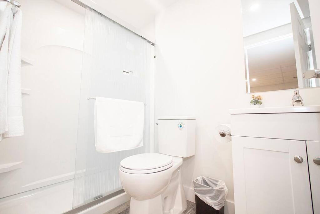 Bright & Modern 4bed 2bath Townhouse with Parking view 5