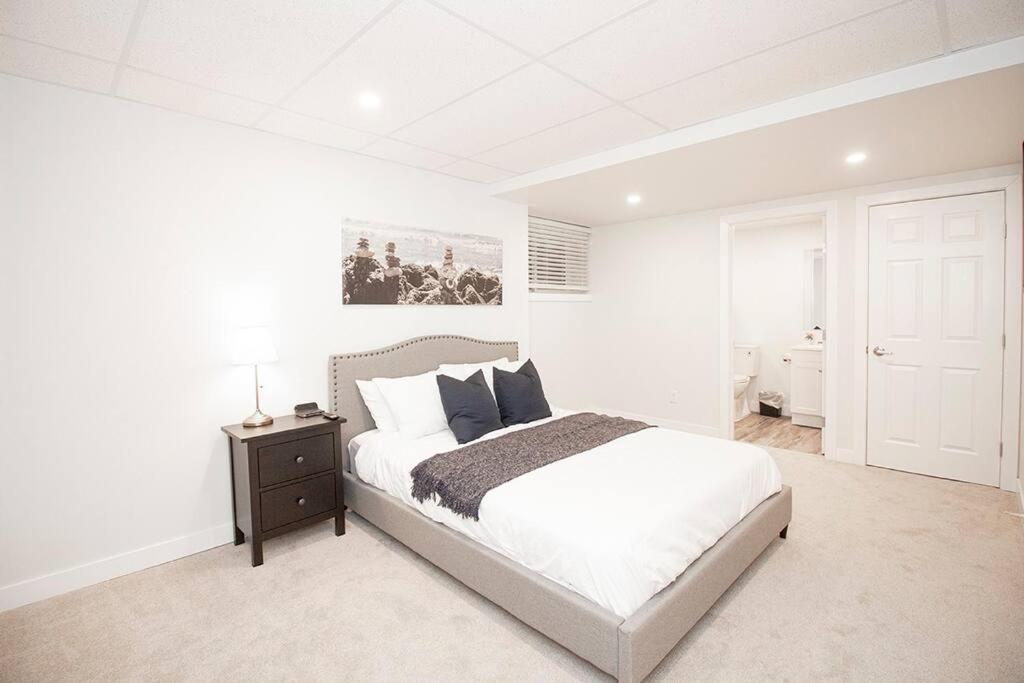 Bright & Modern 4bed 2bath Townhouse with Parking view 4