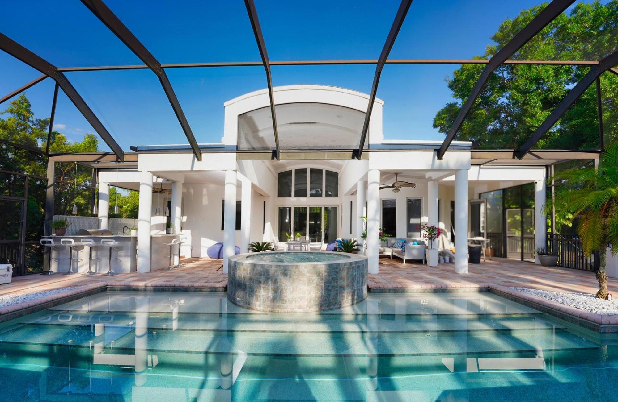 Luxury Villa 4 bed 4 bath on canal access to the Golf 40 min, beach 8 min away