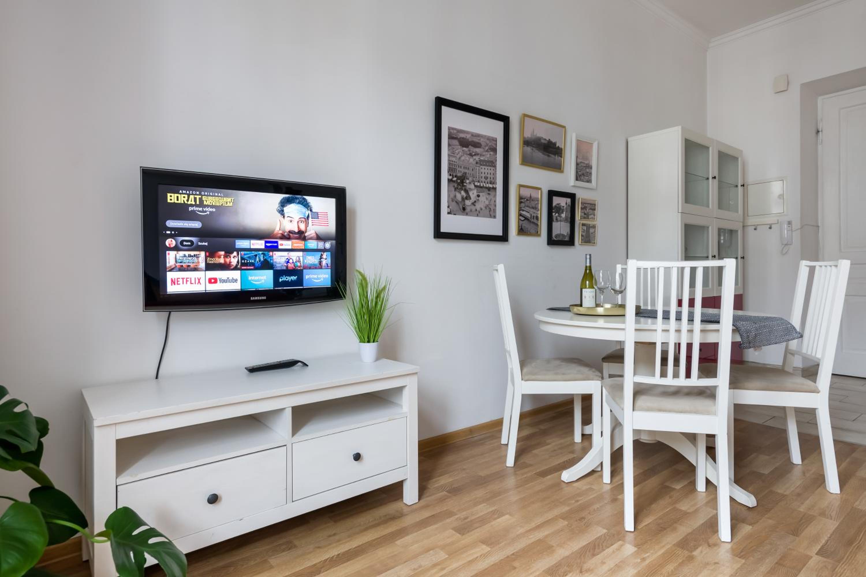 Lubicz Apartment next to Main Station Netflix