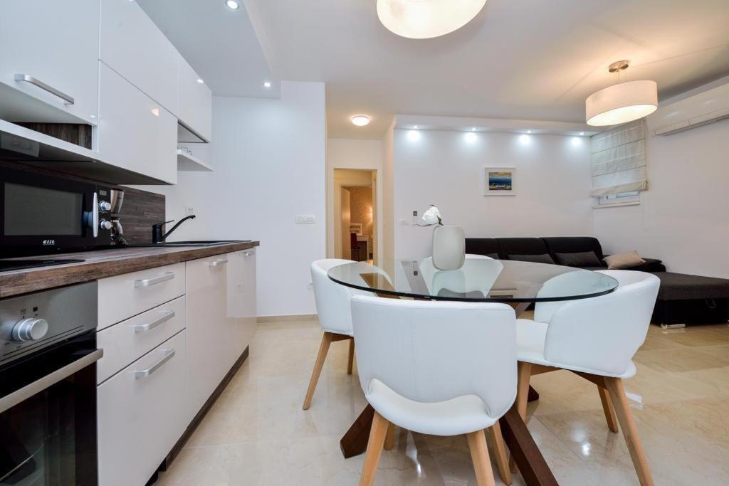Luxury Apartment Arta-2 with heated pool and jacuzzi view 4