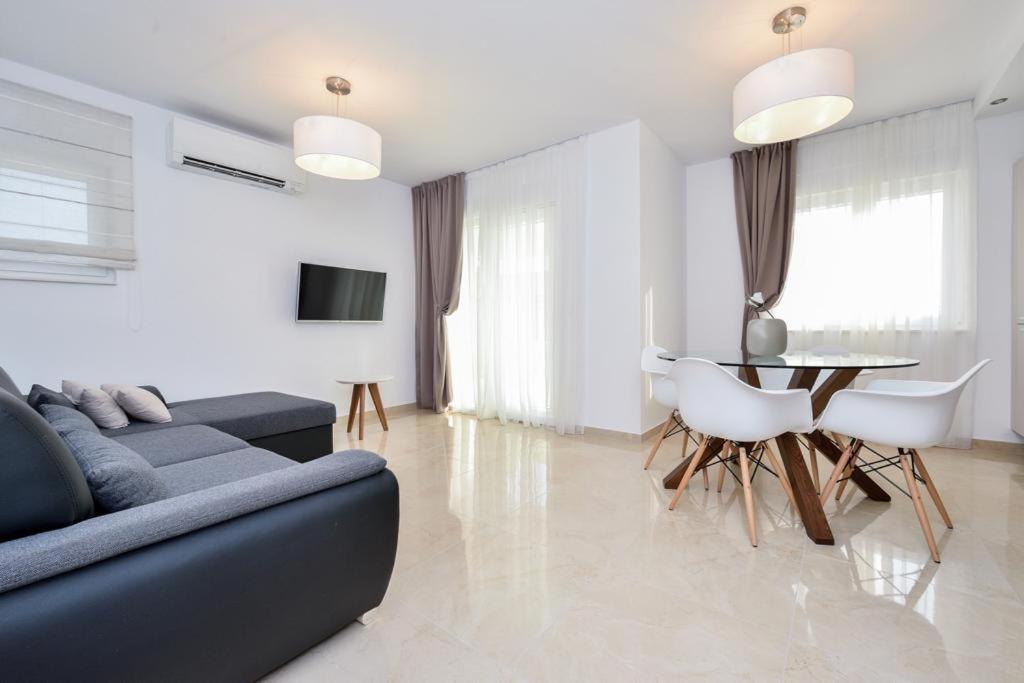 Luxury Apartment Arta-2 with heated pool and jacuzzi view 5