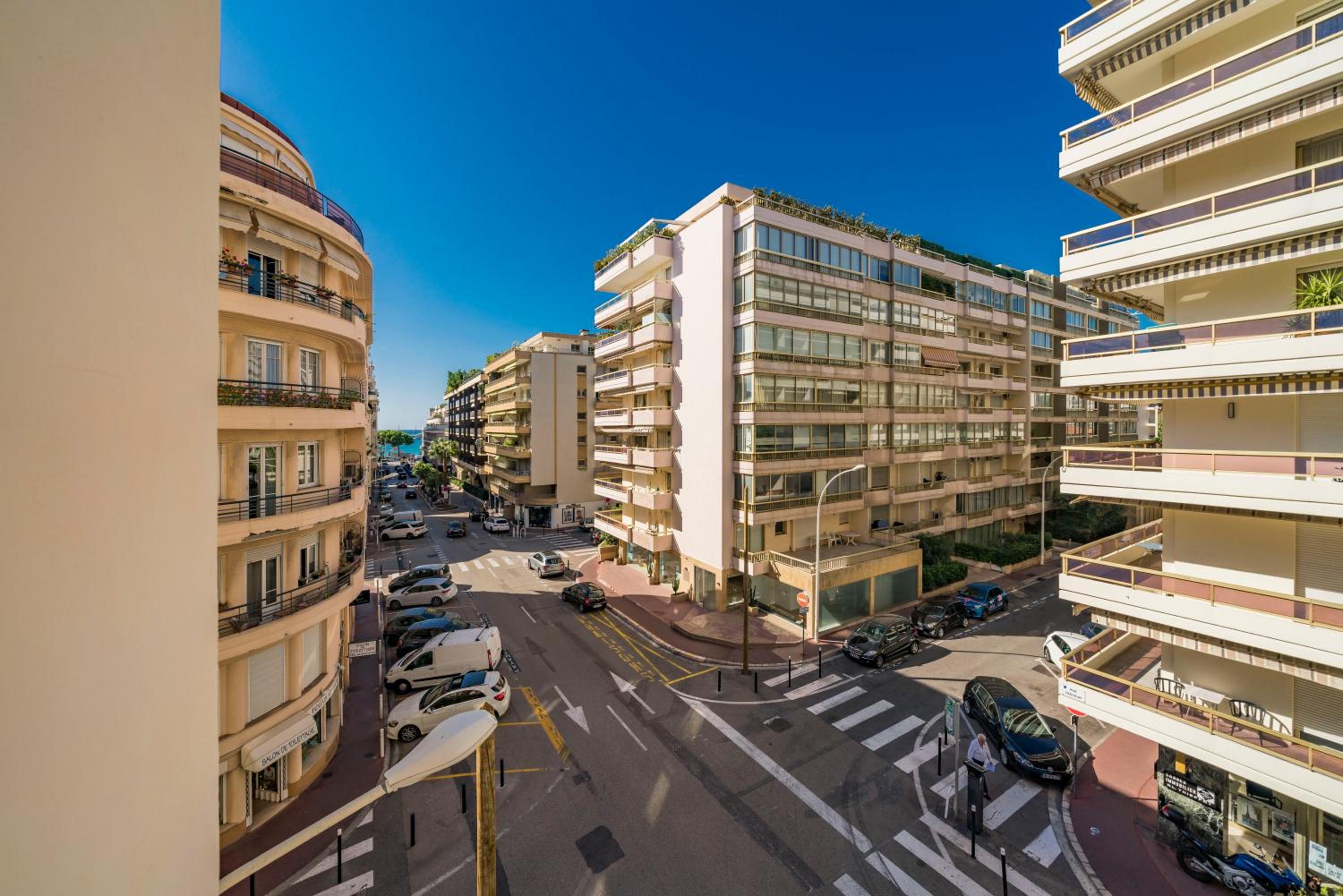 Brand new one bedroom heart of Cannes!! photo 2