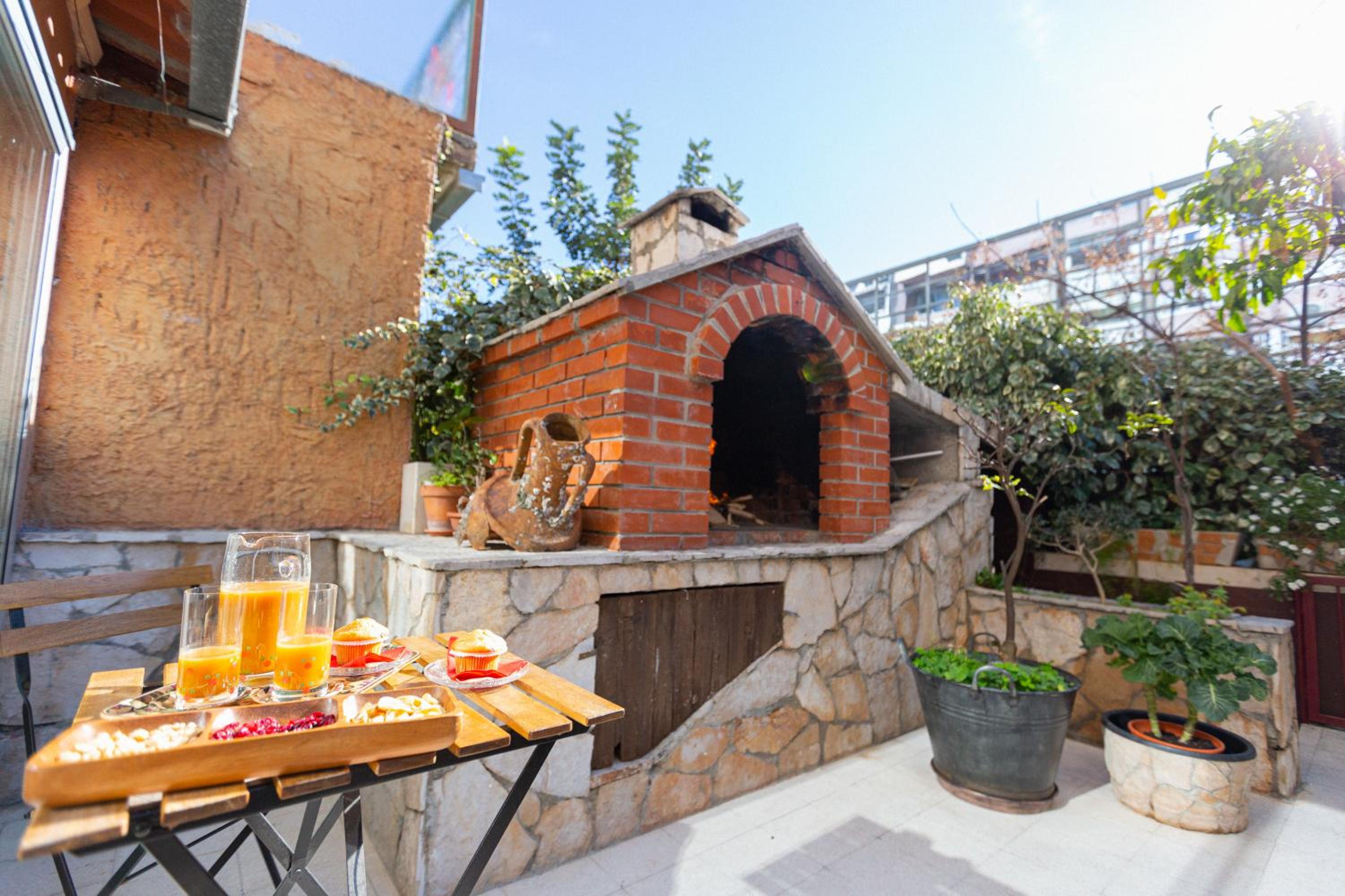 Beautiful appartment with garden and terrace view 2