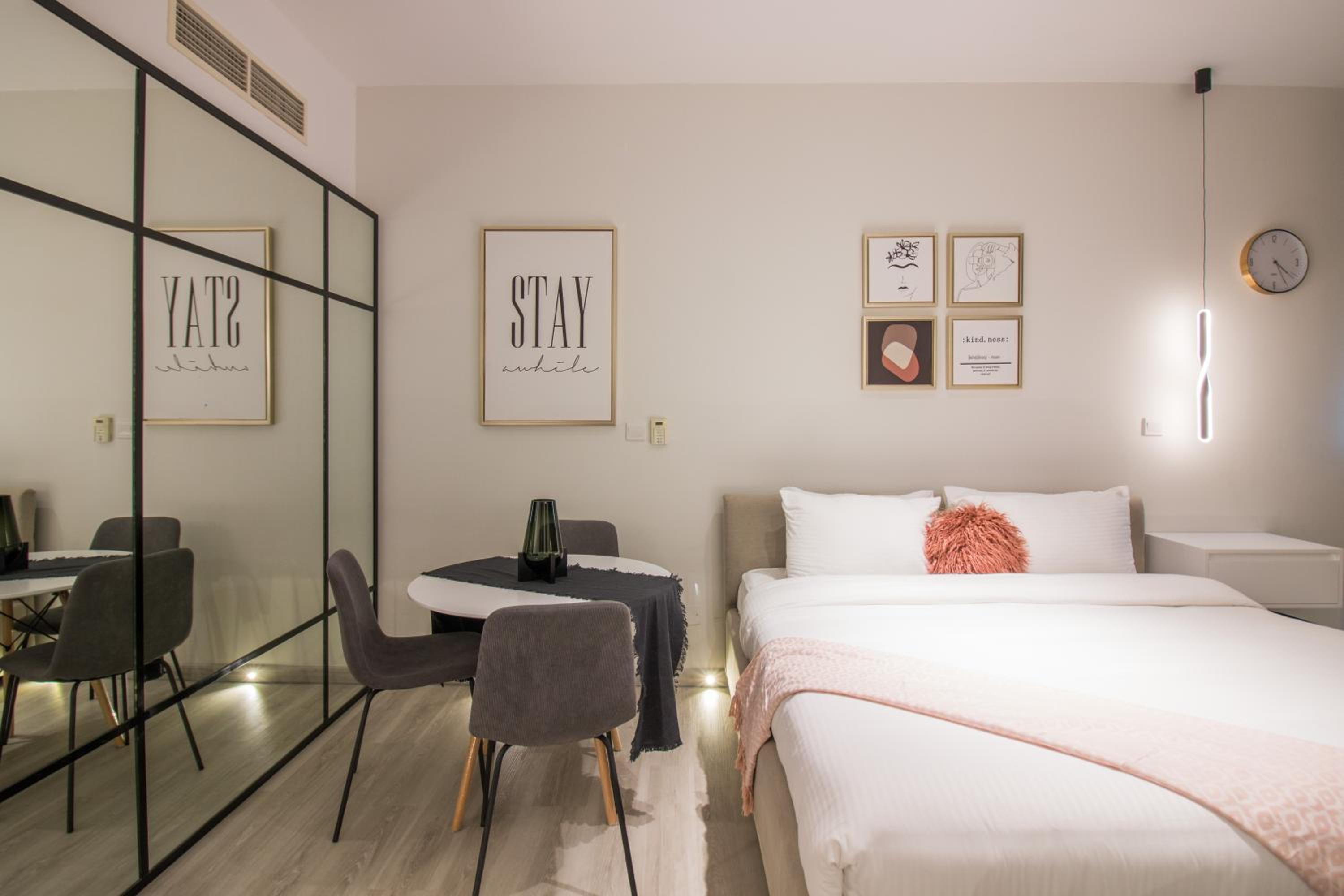 Walking Distance to Metro! FULL Canal View