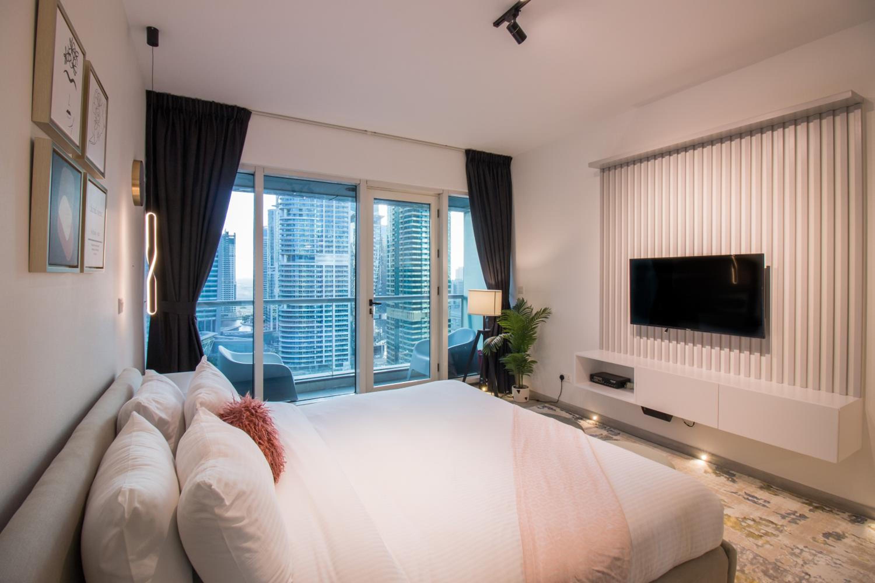 Walking Distance to Metro! FULL Canal View