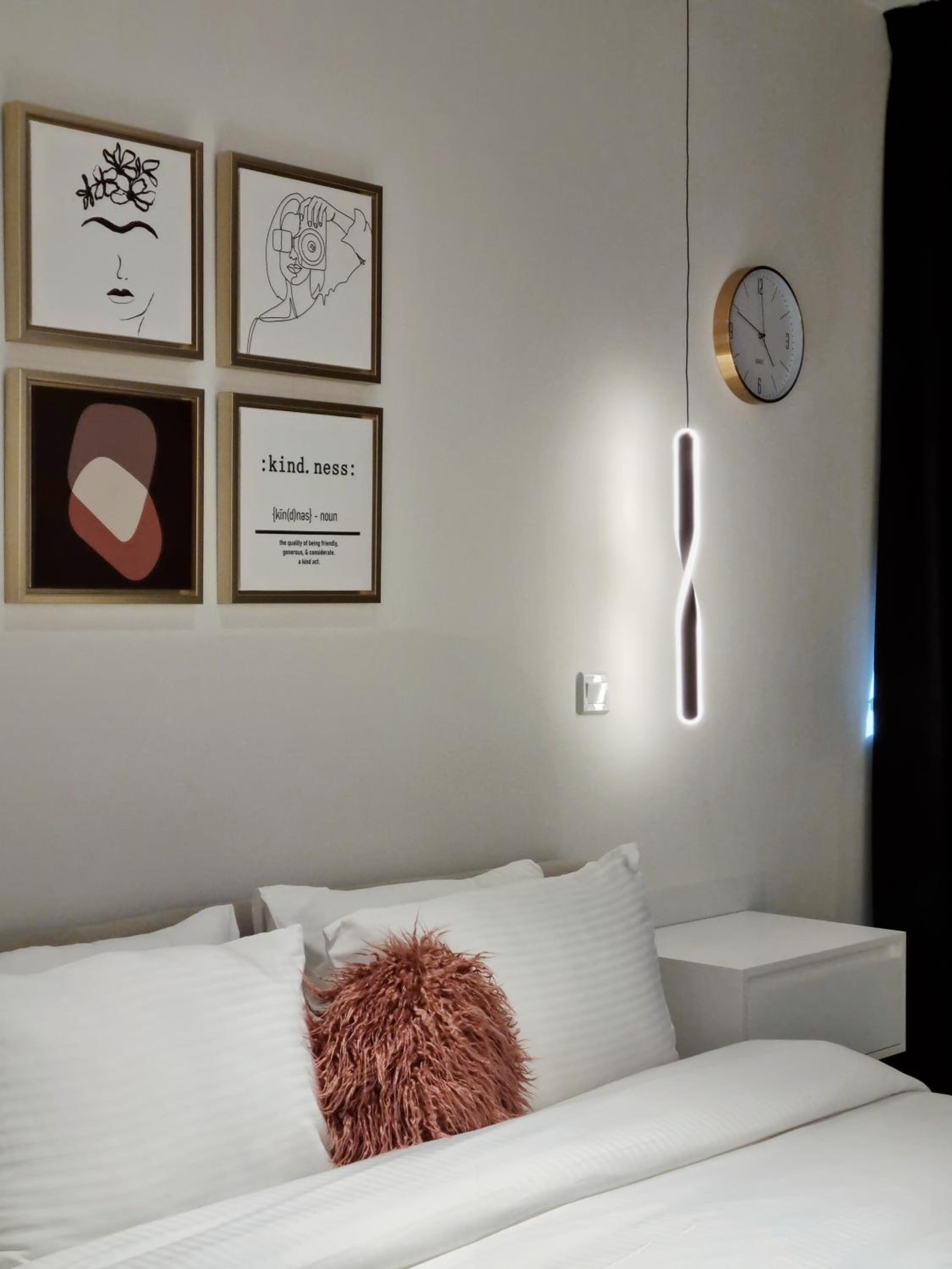Walking Distance to Metro! FULL Canal View
