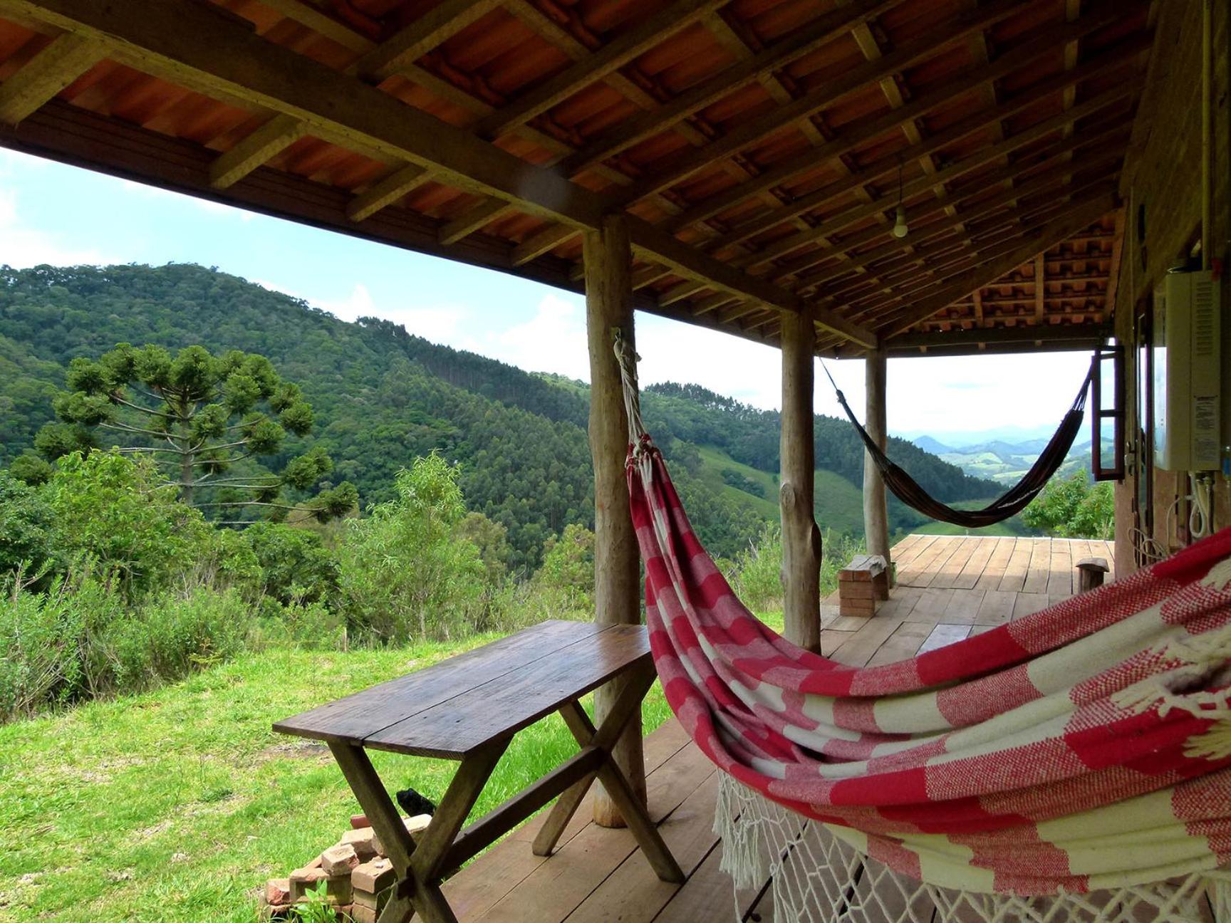 Casa ecológica na montanha com vista para o vale