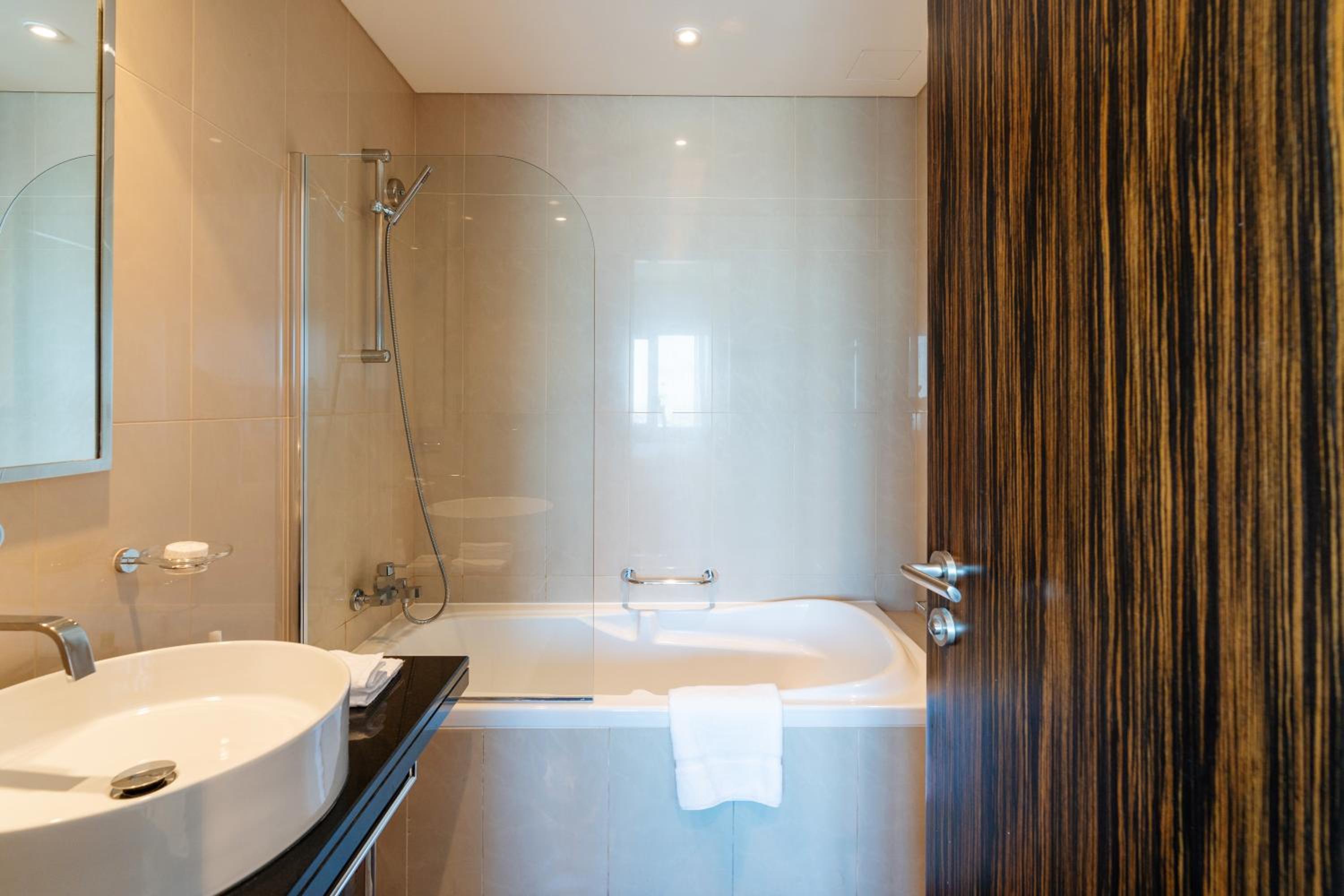 Royal Club By RVHR, Bonnington Residential Tower - JLT