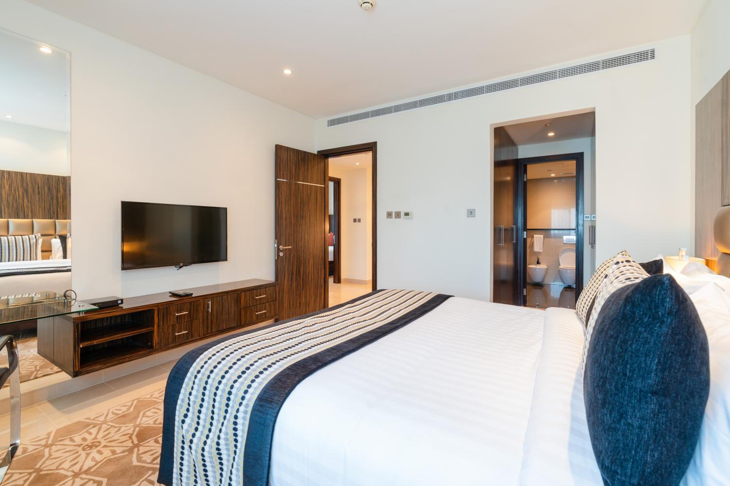 Royal Club By RVHR, Bonnington Residential Tower - JLT