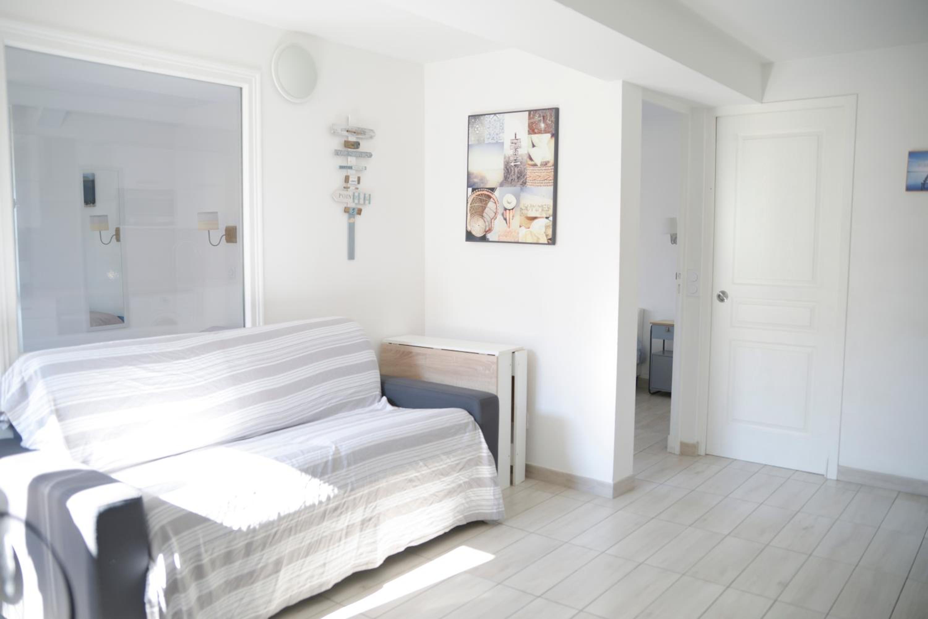 Sunny apartment in heart of Nice Old Town view 4