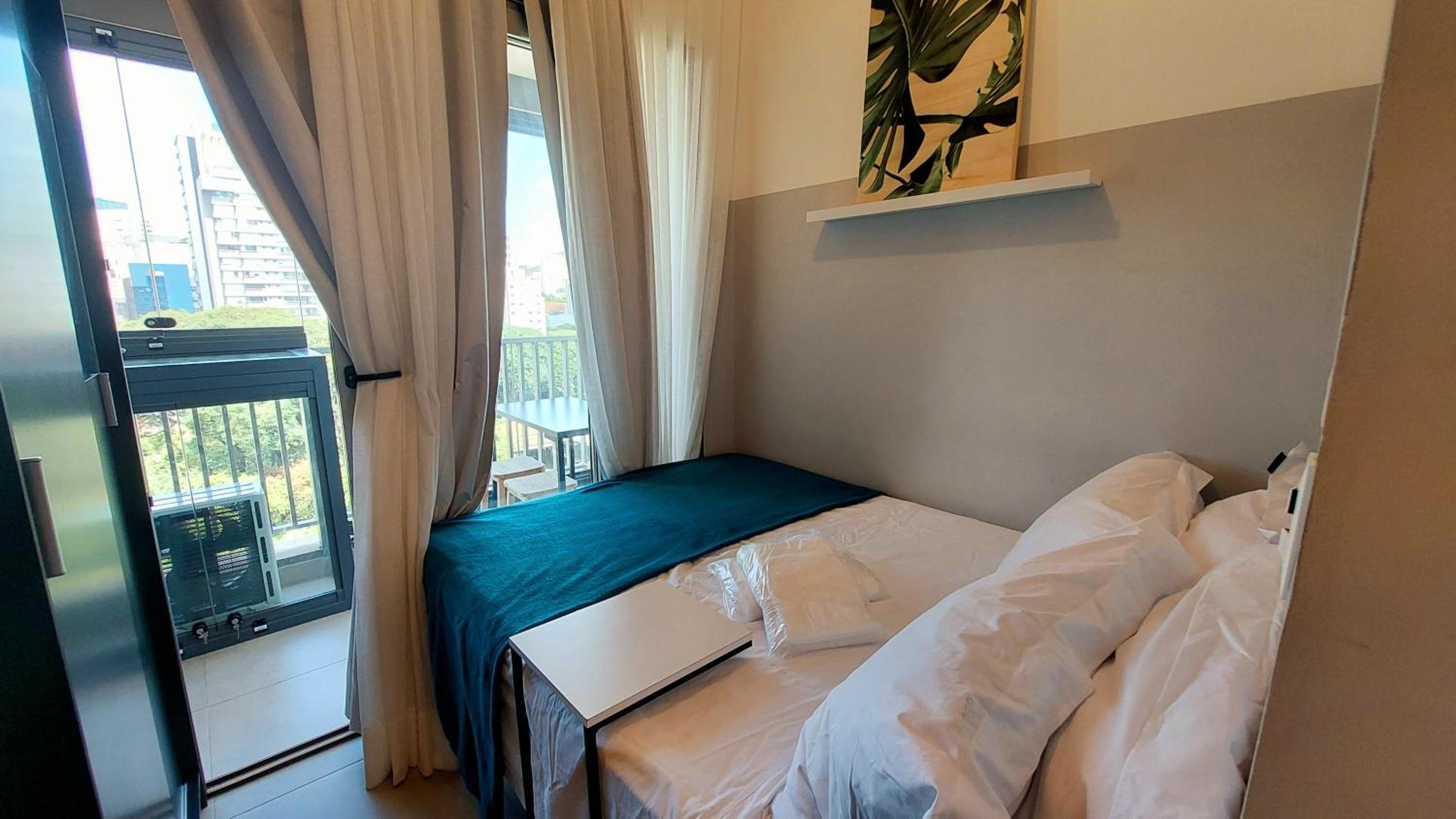 Micro Studio Minimalista em Prédio com Piscina
