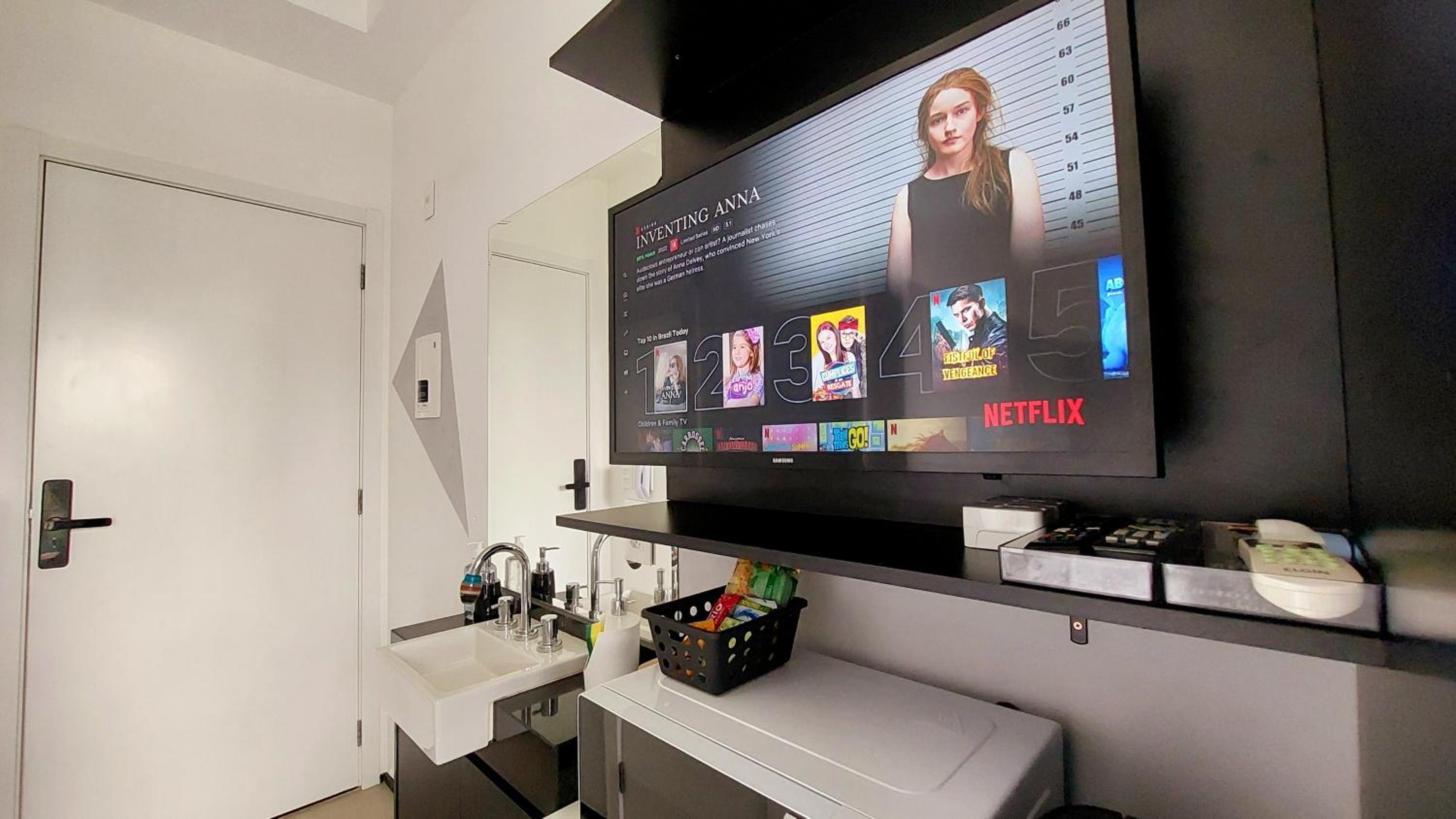 Micro Studio Minimalista em Prédio com Piscina