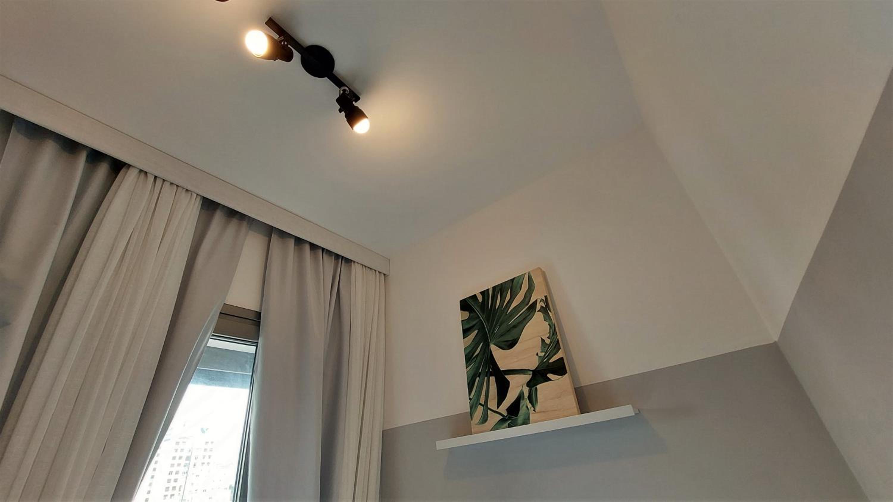Micro Studio Minimalista em Prédio com Piscina