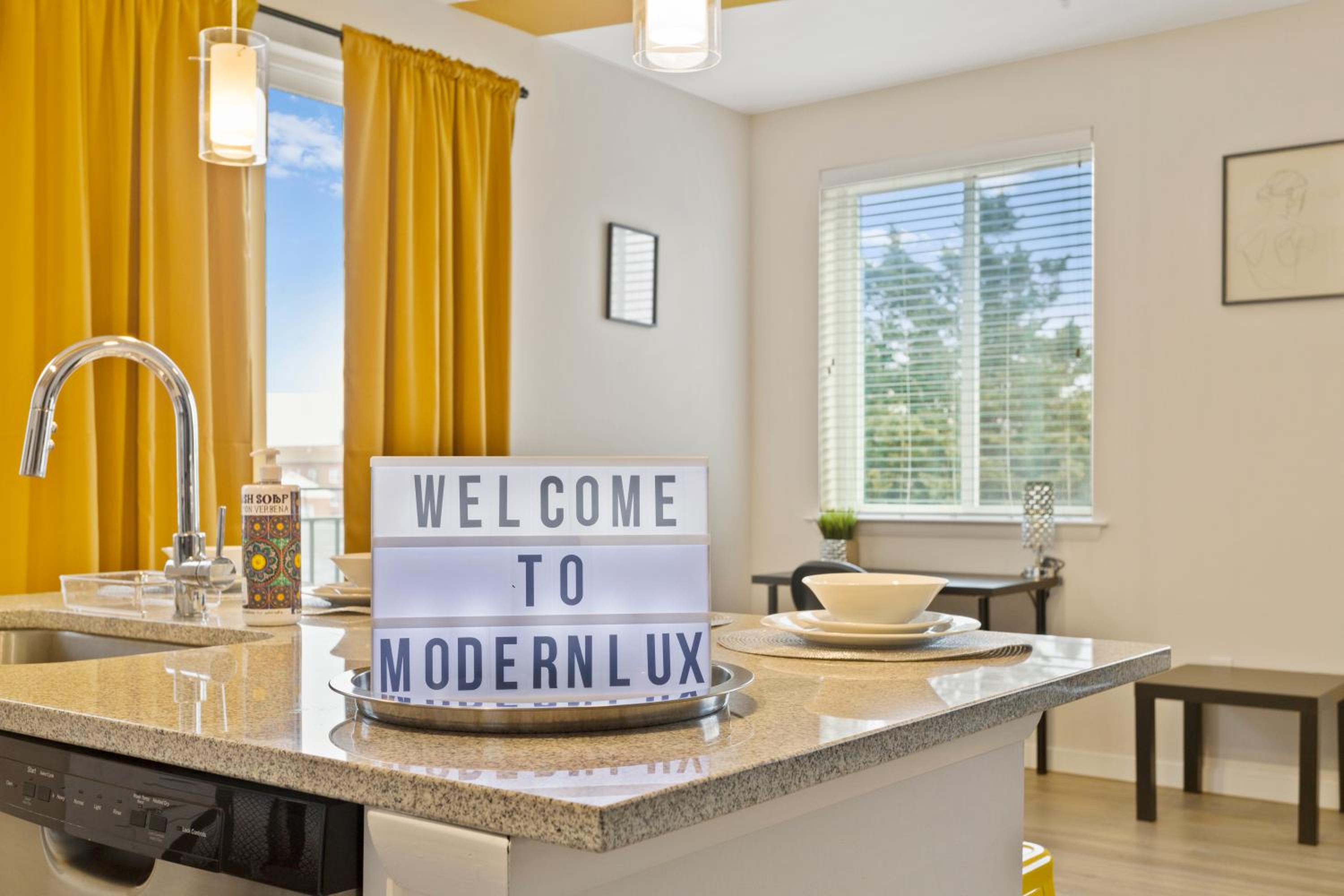 Modern Home 2BR 2BA Free Off-Street Parking & Wifi