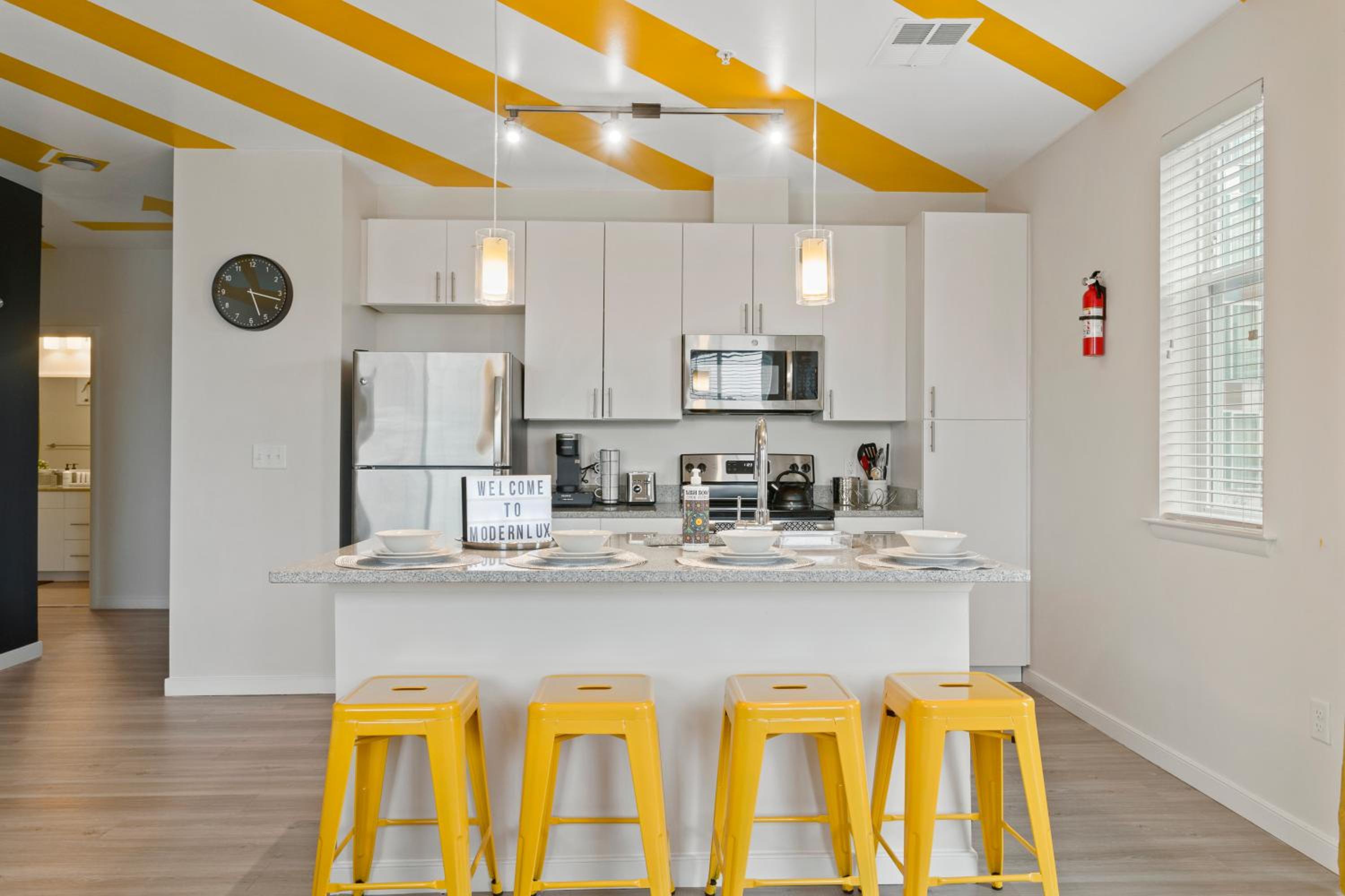 Modern Home 2BR 2BA Free Off-Street Parking & Wifi view 4