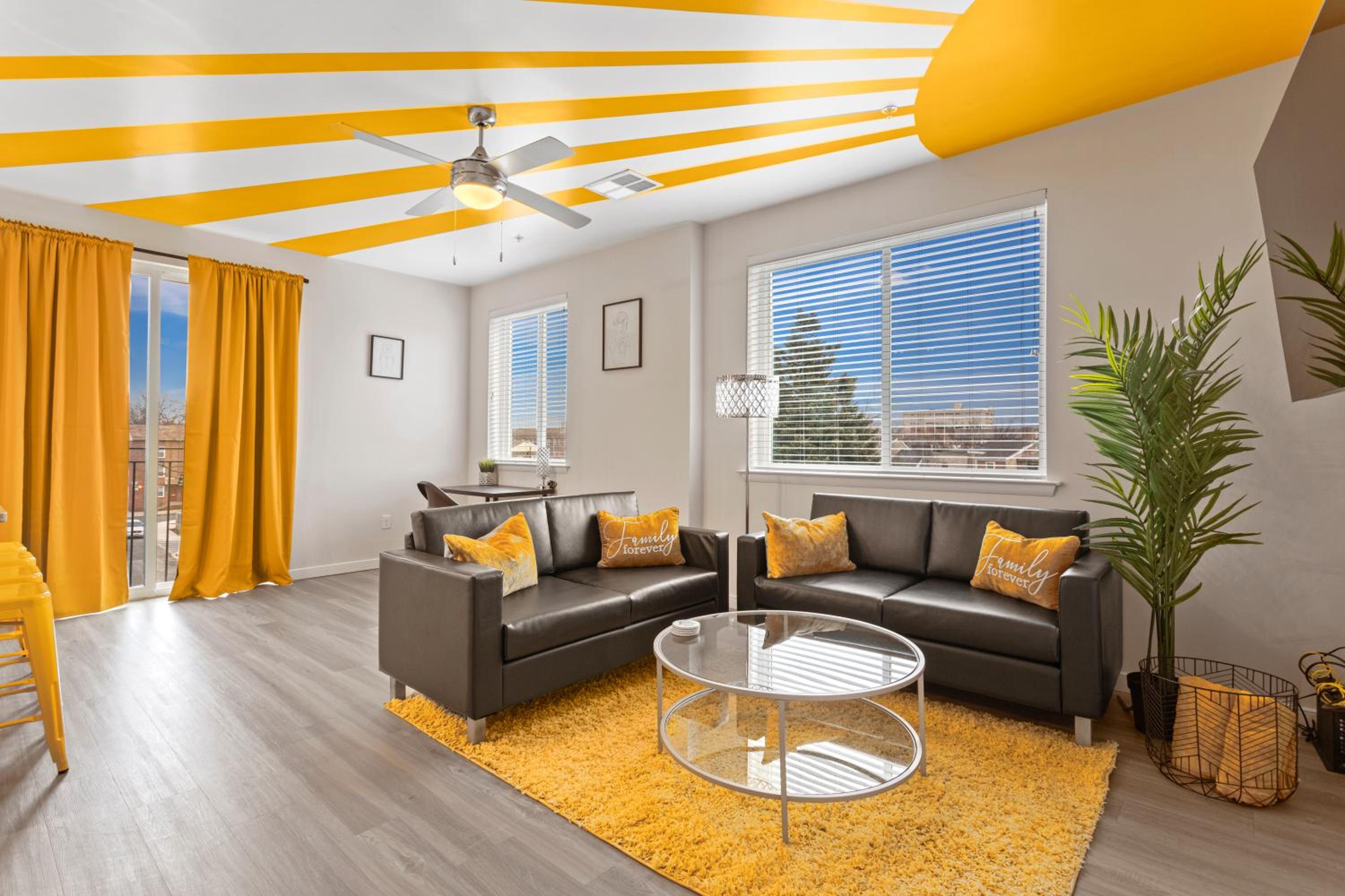 Modern Home 2BR 2BA Free Off-Street Parking & Wifi