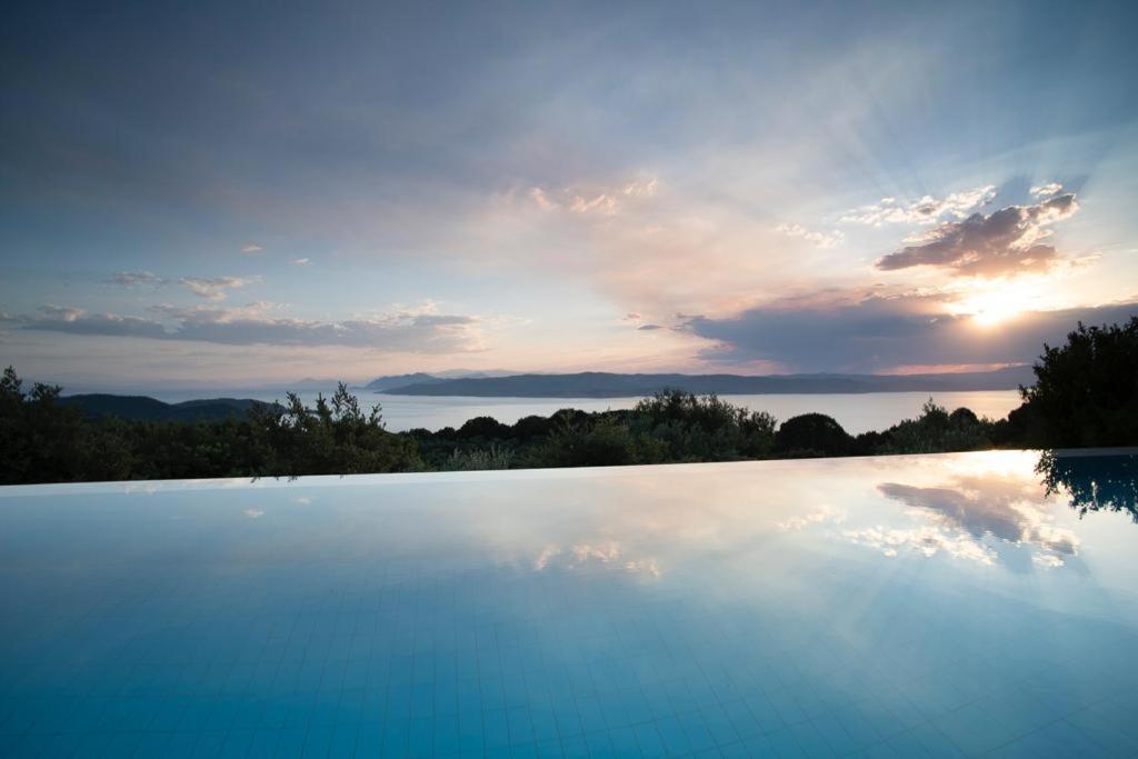 Luxury villa + guest house couchers de soleil mer view 2