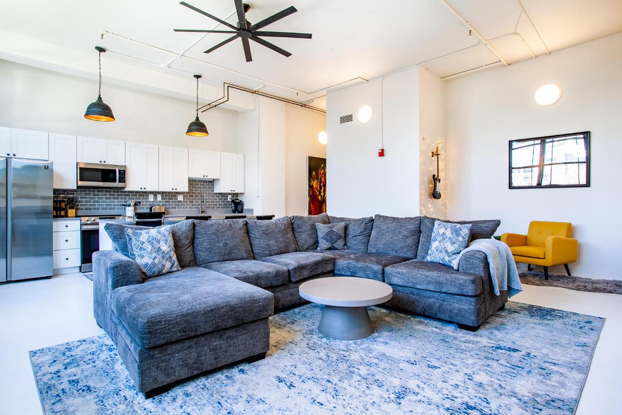 Spacious Sterchi Loft Getaway- Downtown Getaway