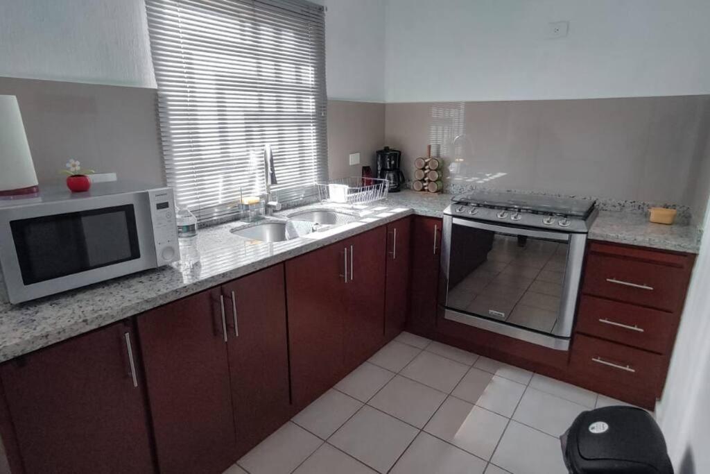 Hogar tranquilo, cerca de marina y plaza comercial