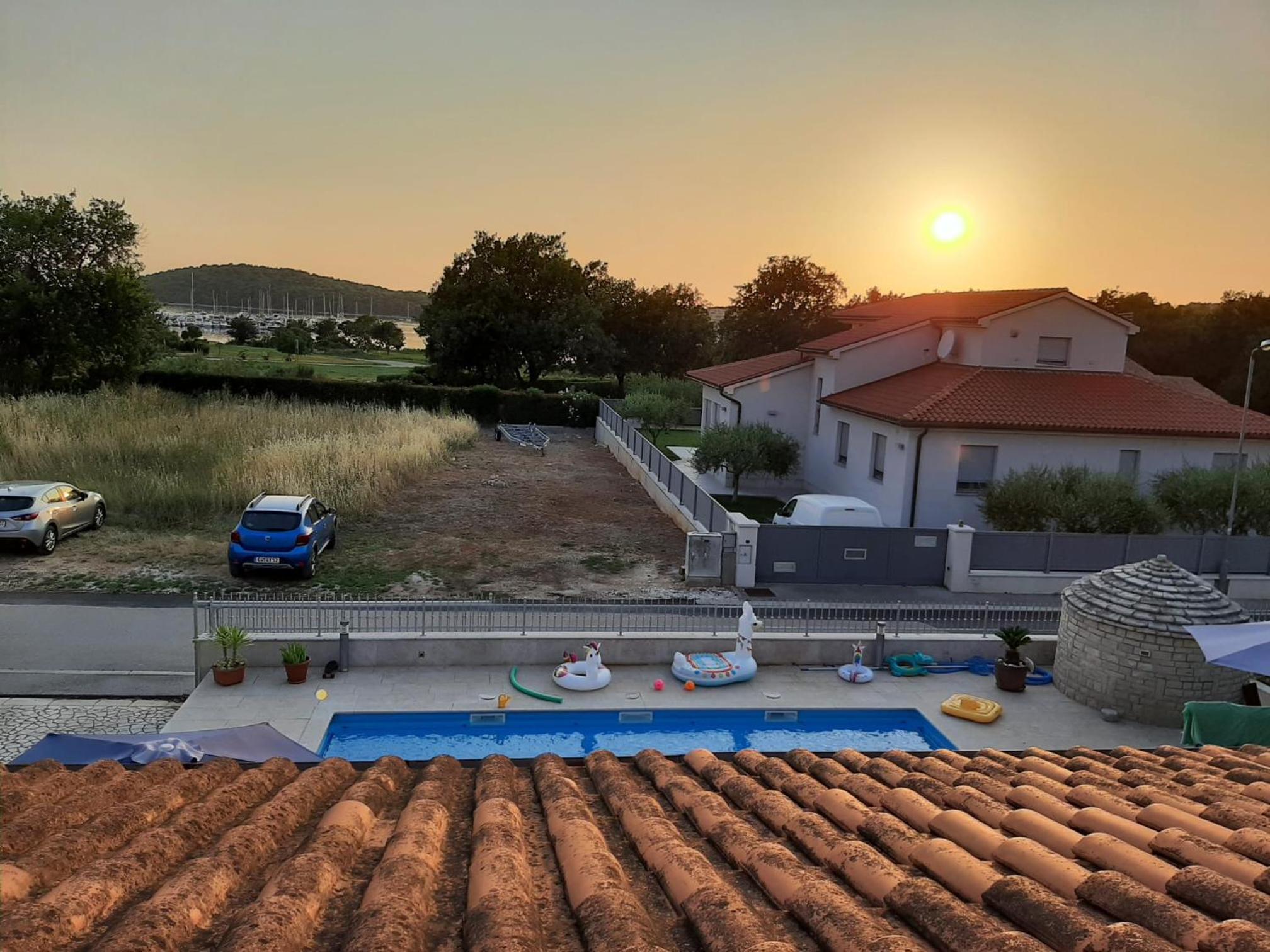 Nice, cosy studio apartment with shared outdoor pool