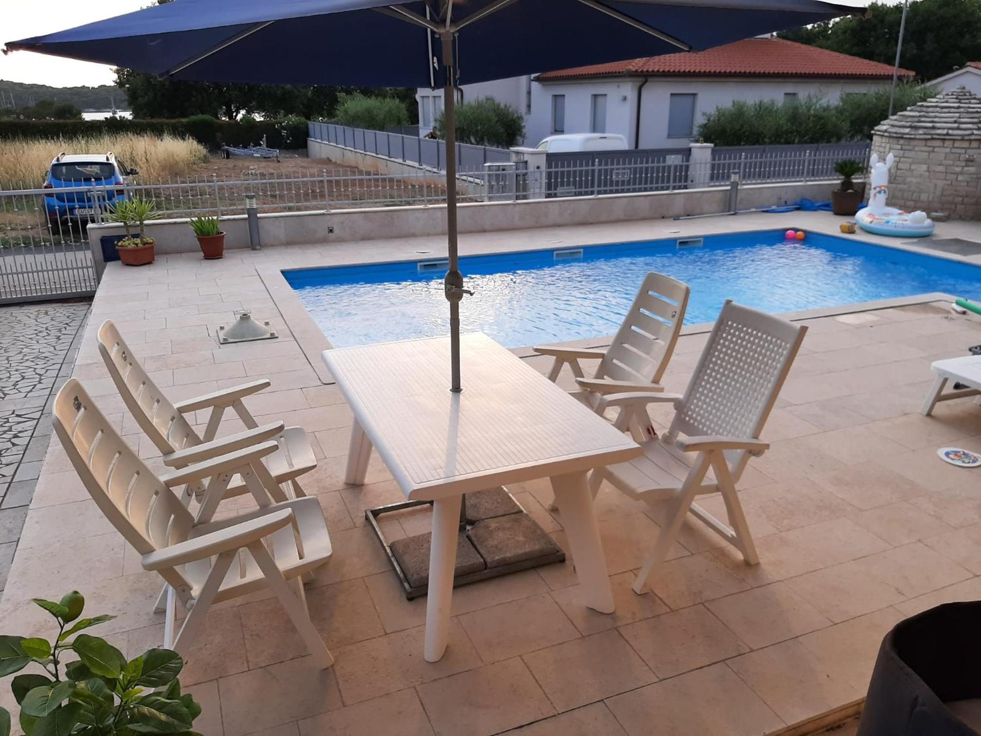 Nice, cosy studio apartment with shared outdoor pool