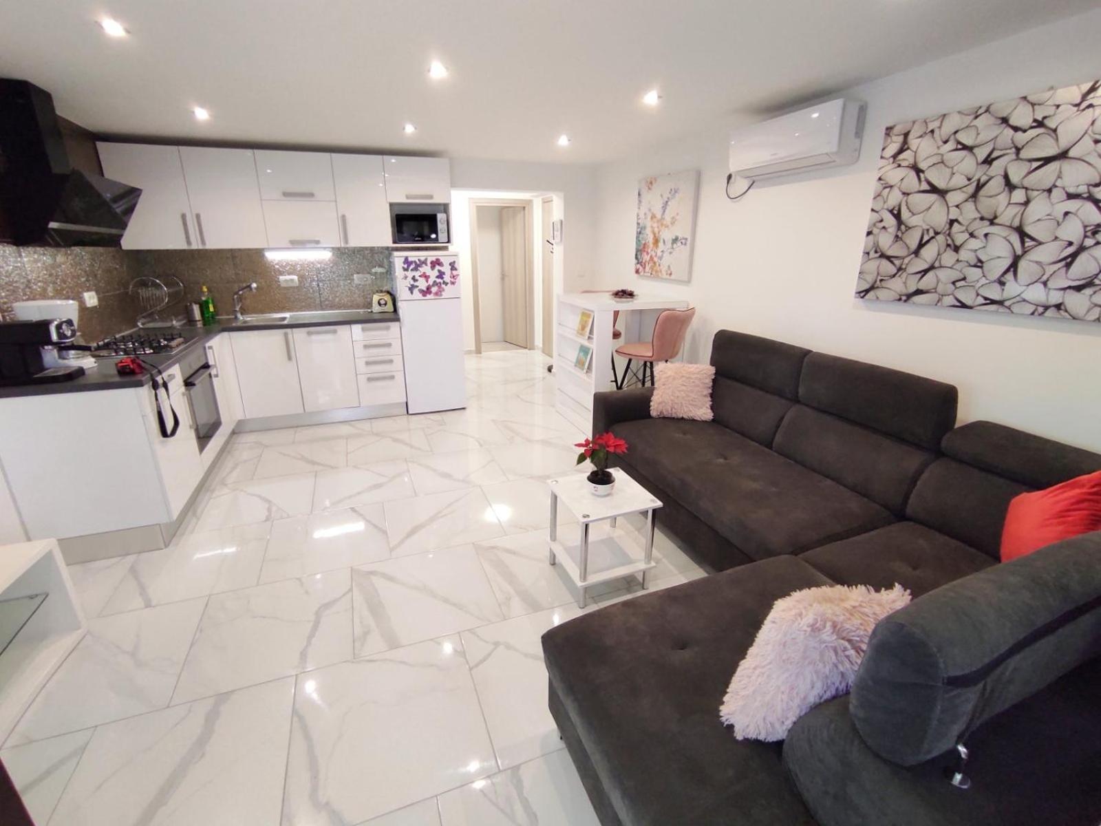 Apartman Dino with heated pool